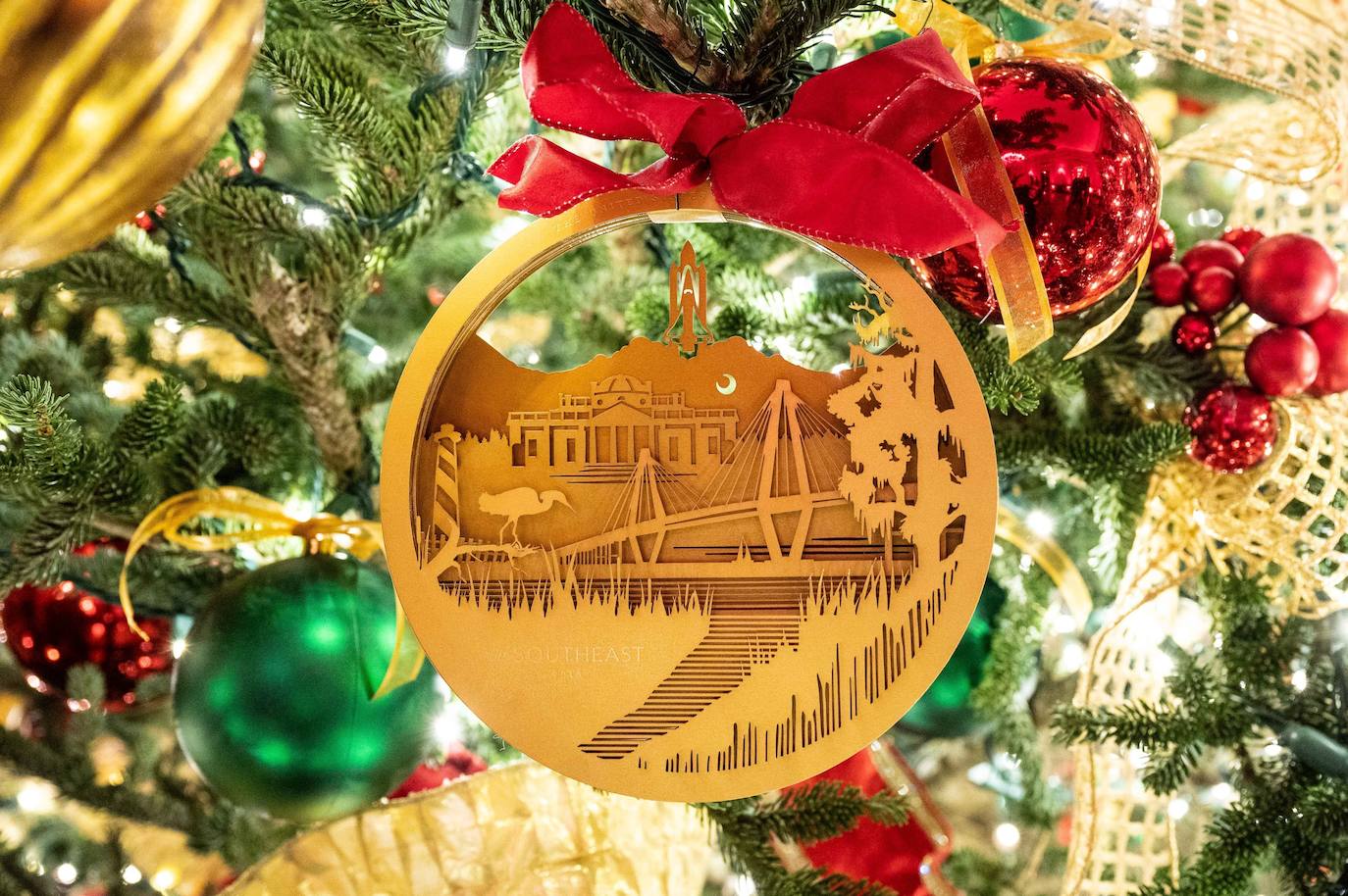 Los adornos navideños abarrotan un año más la Casa Blanca pese a que la primera dama ha reducido a la mitad el número de abetos. Este año, Melania Trump se ha moderado. Ha decidido conformarse con sólo 22 árboles distribuidos por todas las estancias, junto con kilómetros de guirnaldas y centenares de lucecitas, y ha titulado el conjunto 'El espíritu de América'. 