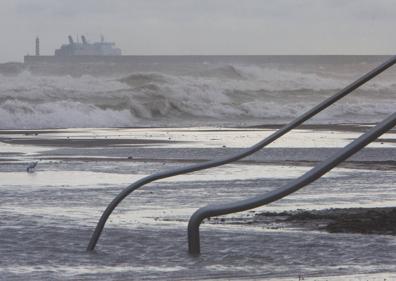 Imagen secundaria 1 - Así estaba el puerto de Valencia ante el temporal de este miércoles. 