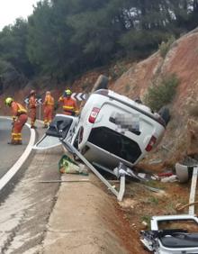 Imagen secundaria 2 - Dos ancianos heridos en el vuelco de un coche en Buñol