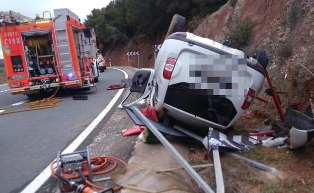 Imagen principal - Dos ancianos heridos en el vuelco de un coche en Buñol