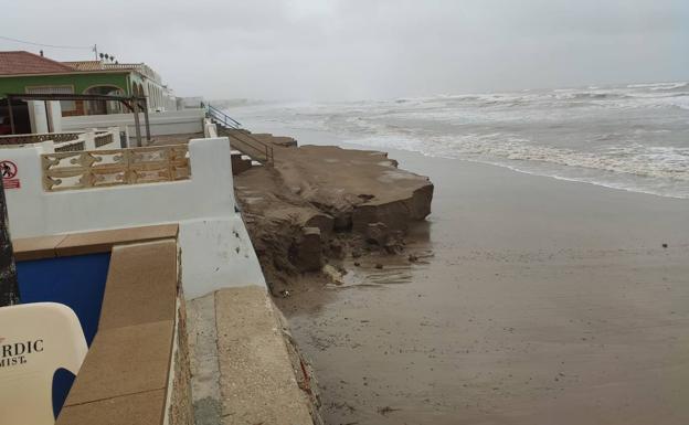 El temporal arrasa en Dénia los trabajos de regeneración de la playa de Les Deveses