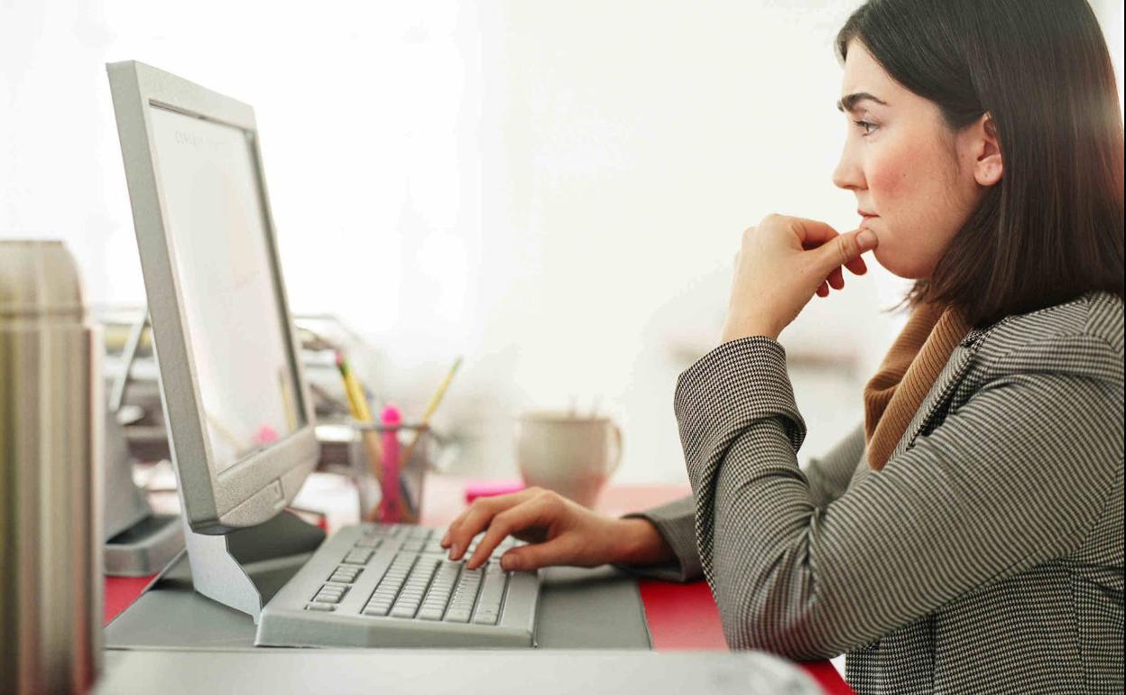 Una mujer ante la pantalla de un ordenador.