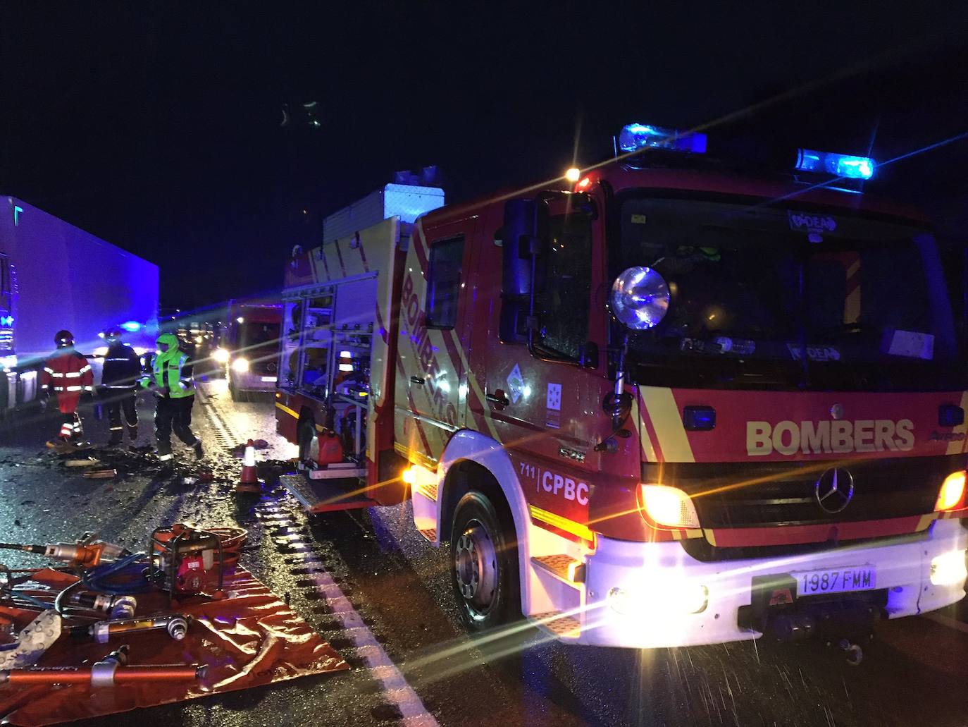 Tres fallecidos tras chocar un camión con dos coches en Vilanova d'Alcolea