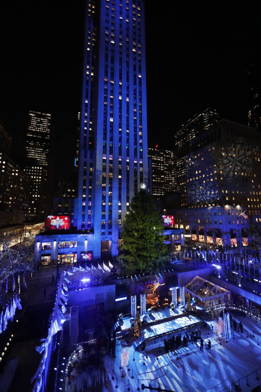 La Navidad ya ha llegado a Nueva York con el encendido este miércoles del árbol más famoso del mundo, el abeto noruego del Rockefeller Center, evento al que, como cada año, acudieron miles de personas que desafiaron un día de otoño de intenso frío. Como parte del esperado acontecimiento, televisado en directo, y que se realiza la semana siguiente al Día de Acción de Gracias, el público disfrutó de un espectáculo artístico que contó con la legendaria banda Chicago y John Bon Jovi, así como con John Legend, el primero en subir al escenario y Brett Eldredge, que han estado por dos años consecutivos. 