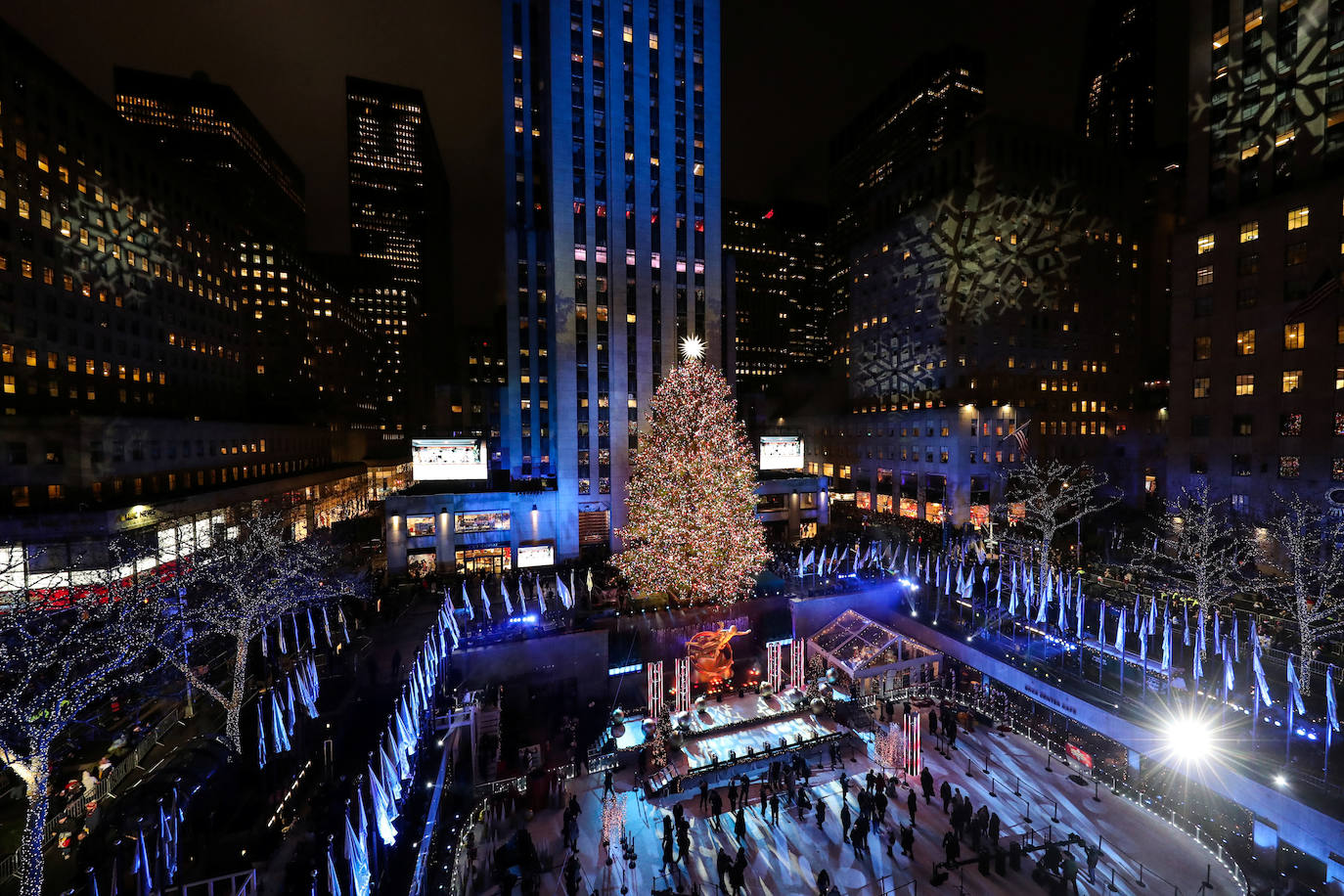 La Navidad ya ha llegado a Nueva York con el encendido este miércoles del árbol más famoso del mundo, el abeto noruego del Rockefeller Center, evento al que, como cada año, acudieron miles de personas que desafiaron un día de otoño de intenso frío. Como parte del esperado acontecimiento, televisado en directo, y que se realiza la semana siguiente al Día de Acción de Gracias, el público disfrutó de un espectáculo artístico que contó con la legendaria banda Chicago y John Bon Jovi, así como con John Legend, el primero en subir al escenario y Brett Eldredge, que han estado por dos años consecutivos. 