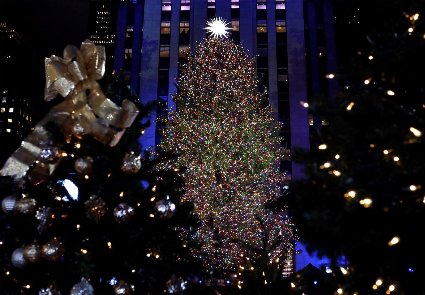 La Navidad ya ha llegado a Nueva York con el encendido este miércoles del árbol más famoso del mundo, el abeto noruego del Rockefeller Center, evento al que, como cada año, acudieron miles de personas que desafiaron un día de otoño de intenso frío. Como parte del esperado acontecimiento, televisado en directo, y que se realiza la semana siguiente al Día de Acción de Gracias, el público disfrutó de un espectáculo artístico que contó con la legendaria banda Chicago y John Bon Jovi, así como con John Legend, el primero en subir al escenario y Brett Eldredge, que han estado por dos años consecutivos. 