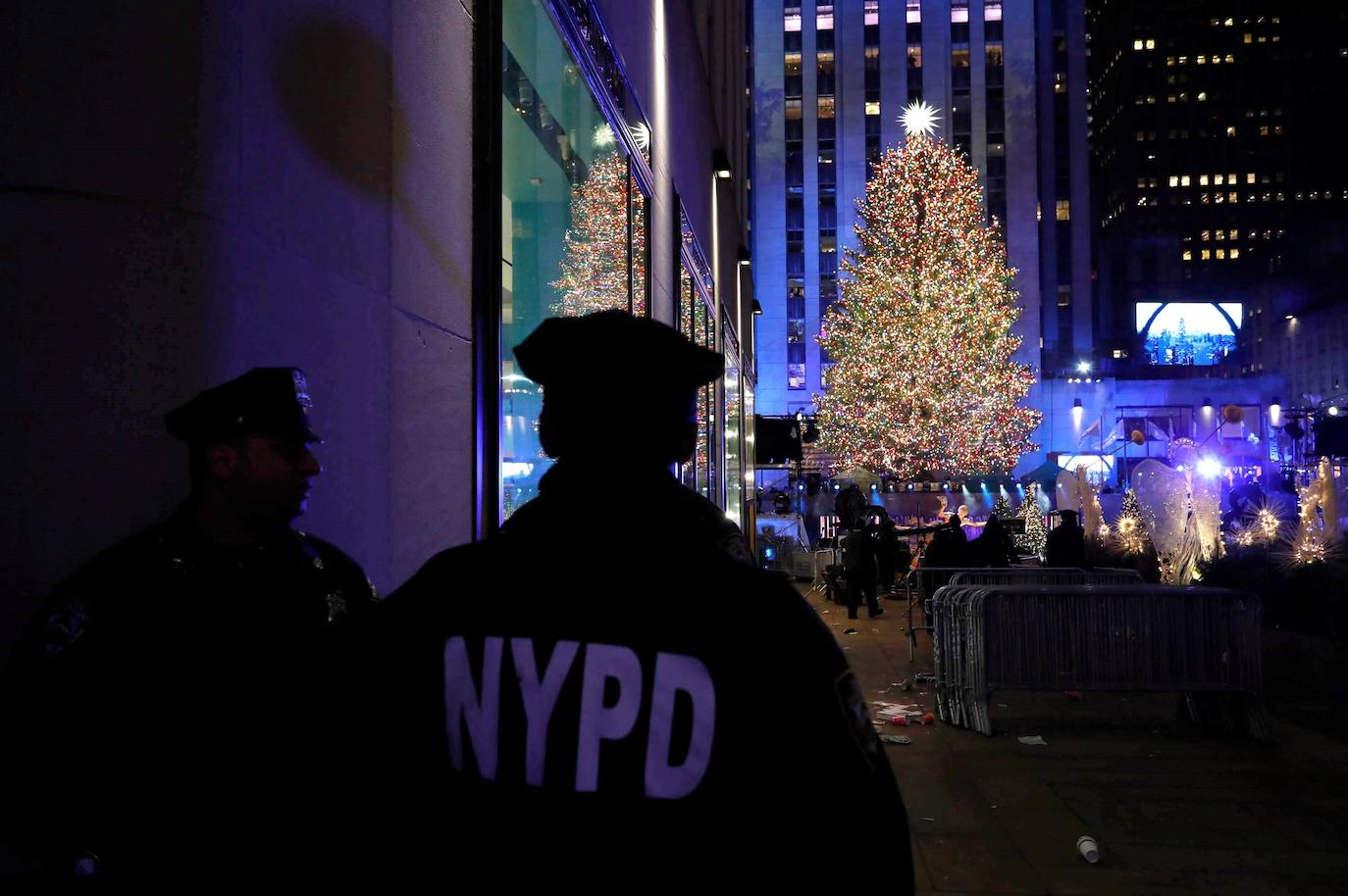 La Navidad ya ha llegado a Nueva York con el encendido este miércoles del árbol más famoso del mundo, el abeto noruego del Rockefeller Center, evento al que, como cada año, acudieron miles de personas que desafiaron un día de otoño de intenso frío. Como parte del esperado acontecimiento, televisado en directo, y que se realiza la semana siguiente al Día de Acción de Gracias, el público disfrutó de un espectáculo artístico que contó con la legendaria banda Chicago y John Bon Jovi, así como con John Legend, el primero en subir al escenario y Brett Eldredge, que han estado por dos años consecutivos. 