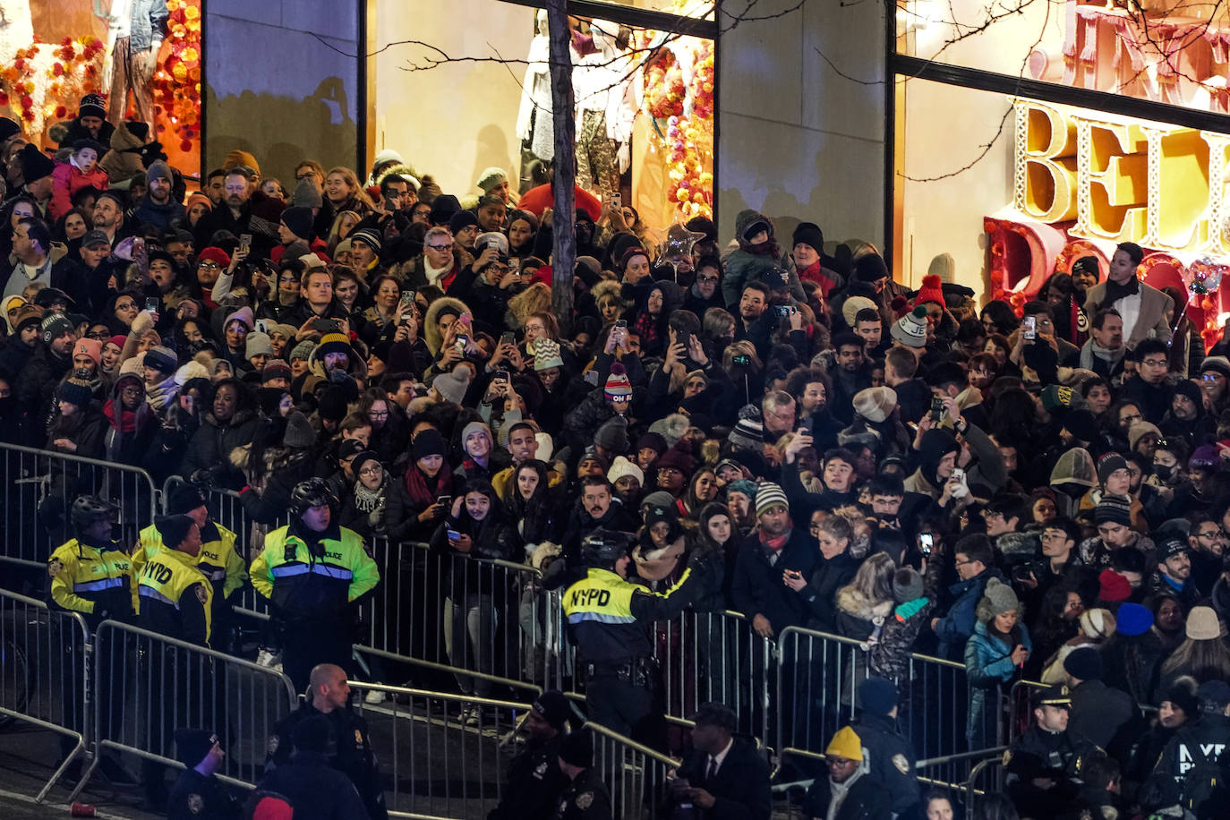 La Navidad ya ha llegado a Nueva York con el encendido este miércoles del árbol más famoso del mundo, el abeto noruego del Rockefeller Center, evento al que, como cada año, acudieron miles de personas que desafiaron un día de otoño de intenso frío. Como parte del esperado acontecimiento, televisado en directo, y que se realiza la semana siguiente al Día de Acción de Gracias, el público disfrutó de un espectáculo artístico que contó con la legendaria banda Chicago y John Bon Jovi, así como con John Legend, el primero en subir al escenario y Brett Eldredge, que han estado por dos años consecutivos. 