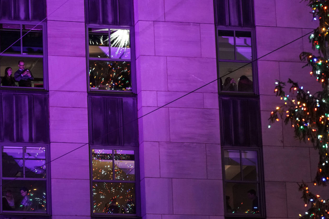 La Navidad ya ha llegado a Nueva York con el encendido este miércoles del árbol más famoso del mundo, el abeto noruego del Rockefeller Center, evento al que, como cada año, acudieron miles de personas que desafiaron un día de otoño de intenso frío. Como parte del esperado acontecimiento, televisado en directo, y que se realiza la semana siguiente al Día de Acción de Gracias, el público disfrutó de un espectáculo artístico que contó con la legendaria banda Chicago y John Bon Jovi, así como con John Legend, el primero en subir al escenario y Brett Eldredge, que han estado por dos años consecutivos. 