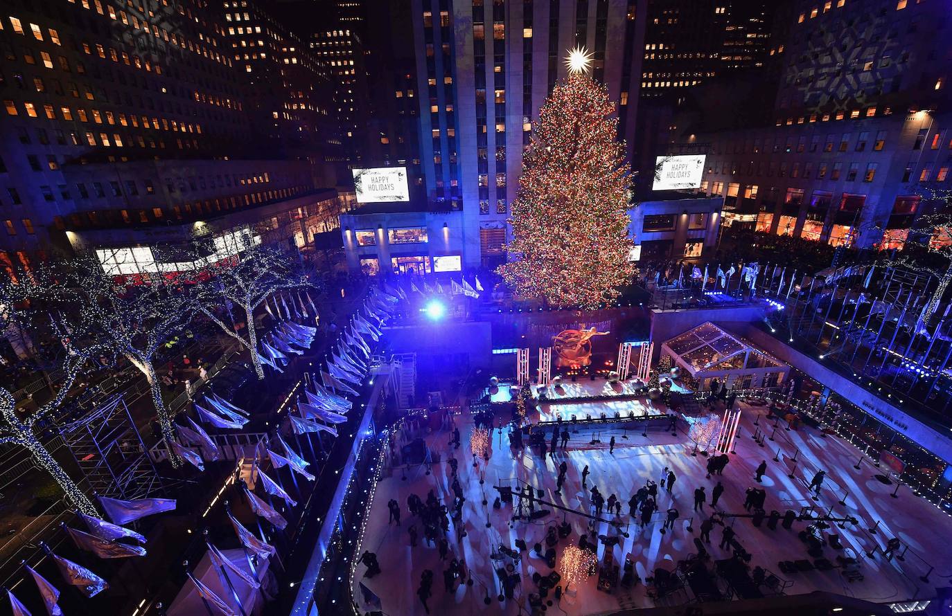 La Navidad ya ha llegado a Nueva York con el encendido este miércoles del árbol más famoso del mundo, el abeto noruego del Rockefeller Center, evento al que, como cada año, acudieron miles de personas que desafiaron un día de otoño de intenso frío. Como parte del esperado acontecimiento, televisado en directo, y que se realiza la semana siguiente al Día de Acción de Gracias, el público disfrutó de un espectáculo artístico que contó con la legendaria banda Chicago y John Bon Jovi, así como con John Legend, el primero en subir al escenario y Brett Eldredge, que han estado por dos años consecutivos. 