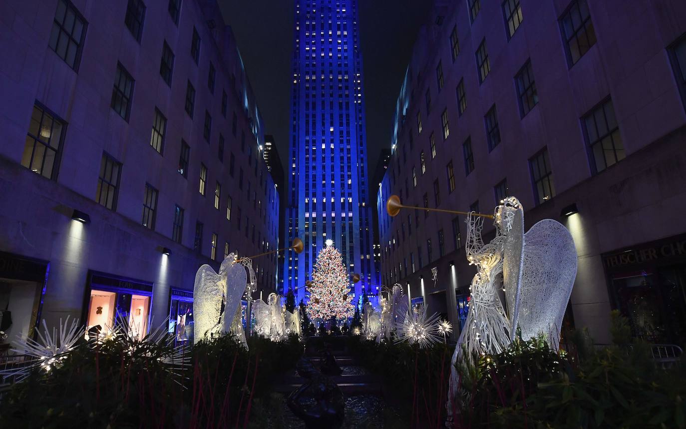 La Navidad ya ha llegado a Nueva York con el encendido este miércoles del árbol más famoso del mundo, el abeto noruego del Rockefeller Center, evento al que, como cada año, acudieron miles de personas que desafiaron un día de otoño de intenso frío. Como parte del esperado acontecimiento, televisado en directo, y que se realiza la semana siguiente al Día de Acción de Gracias, el público disfrutó de un espectáculo artístico que contó con la legendaria banda Chicago y John Bon Jovi, así como con John Legend, el primero en subir al escenario y Brett Eldredge, que han estado por dos años consecutivos. 