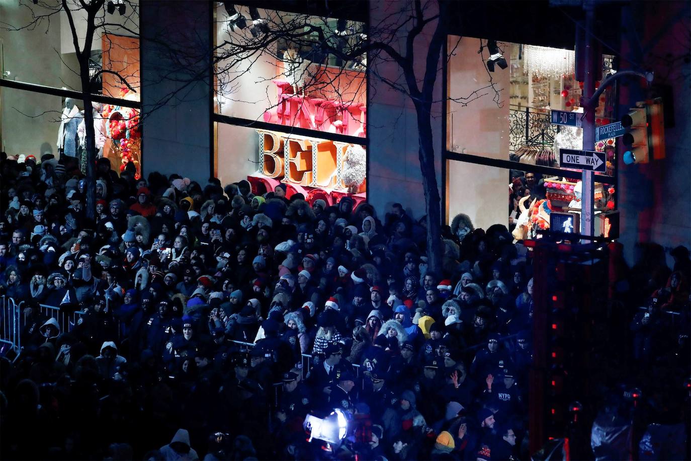 La Navidad ya ha llegado a Nueva York con el encendido este miércoles del árbol más famoso del mundo, el abeto noruego del Rockefeller Center, evento al que, como cada año, acudieron miles de personas que desafiaron un día de otoño de intenso frío. Como parte del esperado acontecimiento, televisado en directo, y que se realiza la semana siguiente al Día de Acción de Gracias, el público disfrutó de un espectáculo artístico que contó con la legendaria banda Chicago y John Bon Jovi, así como con John Legend, el primero en subir al escenario y Brett Eldredge, que han estado por dos años consecutivos. 