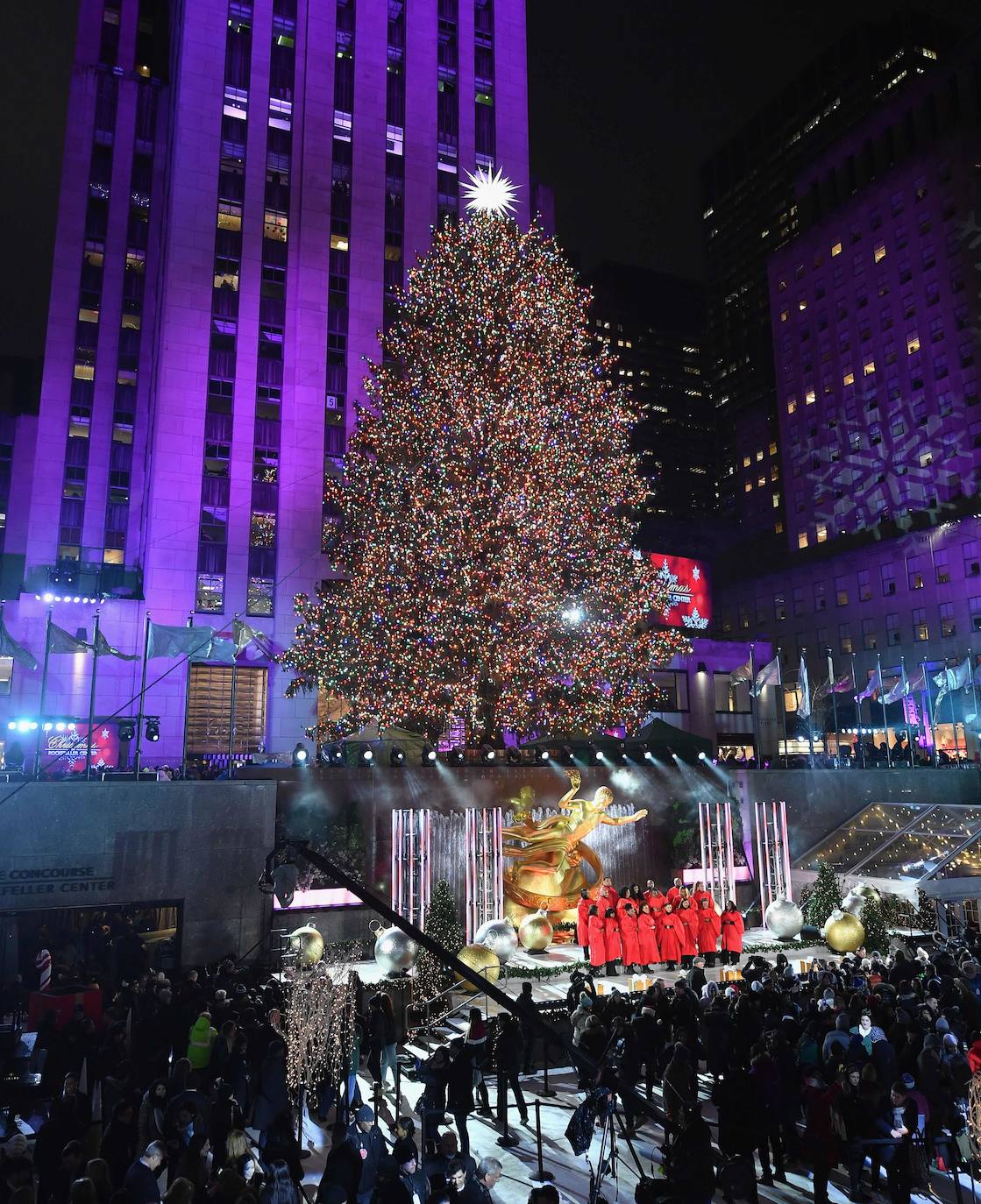 La Navidad ya ha llegado a Nueva York con el encendido este miércoles del árbol más famoso del mundo, el abeto noruego del Rockefeller Center, evento al que, como cada año, acudieron miles de personas que desafiaron un día de otoño de intenso frío. Como parte del esperado acontecimiento, televisado en directo, y que se realiza la semana siguiente al Día de Acción de Gracias, el público disfrutó de un espectáculo artístico que contó con la legendaria banda Chicago y John Bon Jovi, así como con John Legend, el primero en subir al escenario y Brett Eldredge, que han estado por dos años consecutivos. 