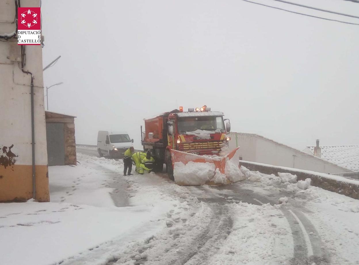 Un quitanieves trabaja ayer en Castellón. 