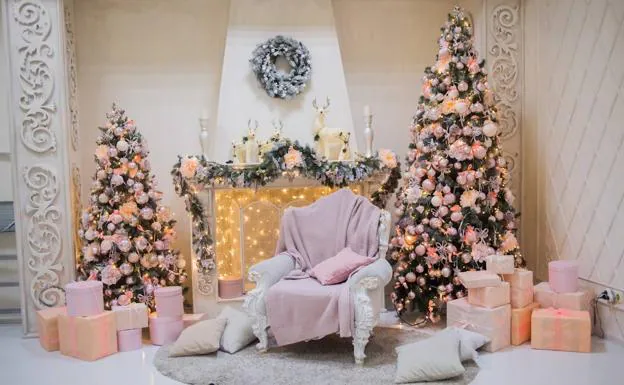 Una dulce apuesta por decoraciones navideñas en rosa pastel.