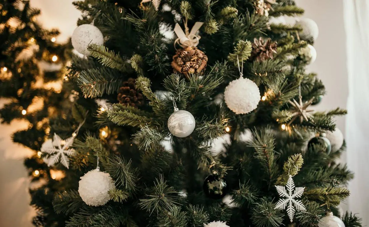 Decoraciones en un árbol de Navidad.