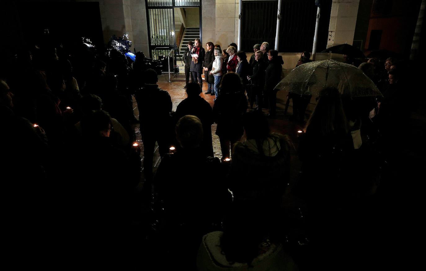 MANUEL - Un centenar de vecinos de Manuel, se ha concentrado esta tarde a las puertas del Ayuntamiento de la localidad para mostrar su repulsa ante la muerte de Marta Calvo y en solidaridad con su familia.