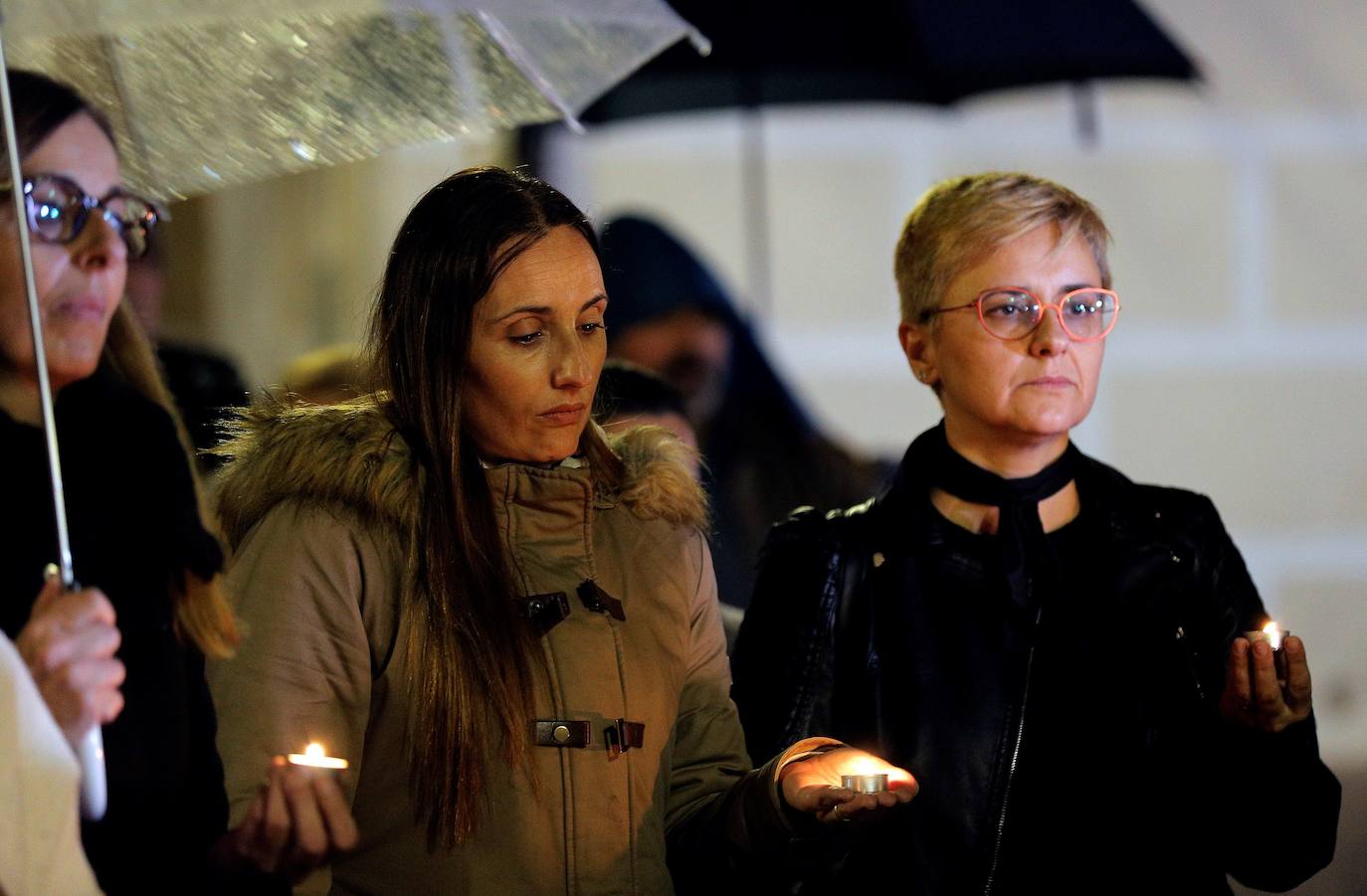 MANUEL - Un centenar de vecinos de Manuel, se ha concentrado esta tarde a las puertas del Ayuntamiento de la localidad para mostrar su repulsa ante la muerte de Marta Calvo y en solidaridad con su familia.