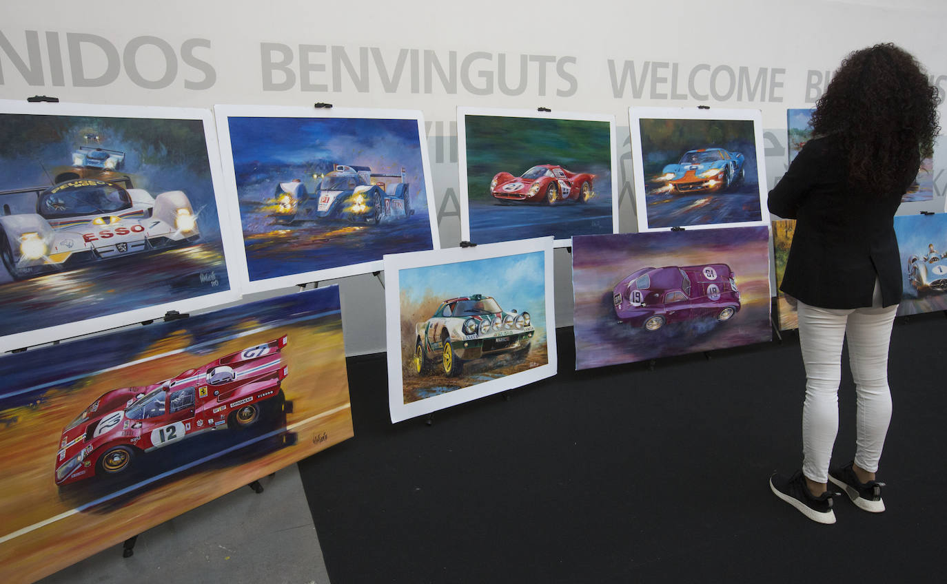 La Feria del Automóvil de Valencia ofrece desde este jueves descuentos de 6.000 euros de media y vehículos a la venta desde 3.500 euros así como las novedades de las marcas y la tecnología eléctrica, híbrida, GLP (gas) o hidrógeno. El salón abre con más de 4.500 coches a la venta, un 15 % más que el año pasado y 90 expositores directos, el 14 % más, y 42 marcas oficiales representadas, según los datos de la organización. Los descuentos pueden llegar hasta los 15.000 euros en vehículos de alta gama y coches con valor de salida muy bajo, en algunos casos desde 3.500 euros. La cita permanecerá abierta hasta el 8 de diciembre en Feria Valencia.