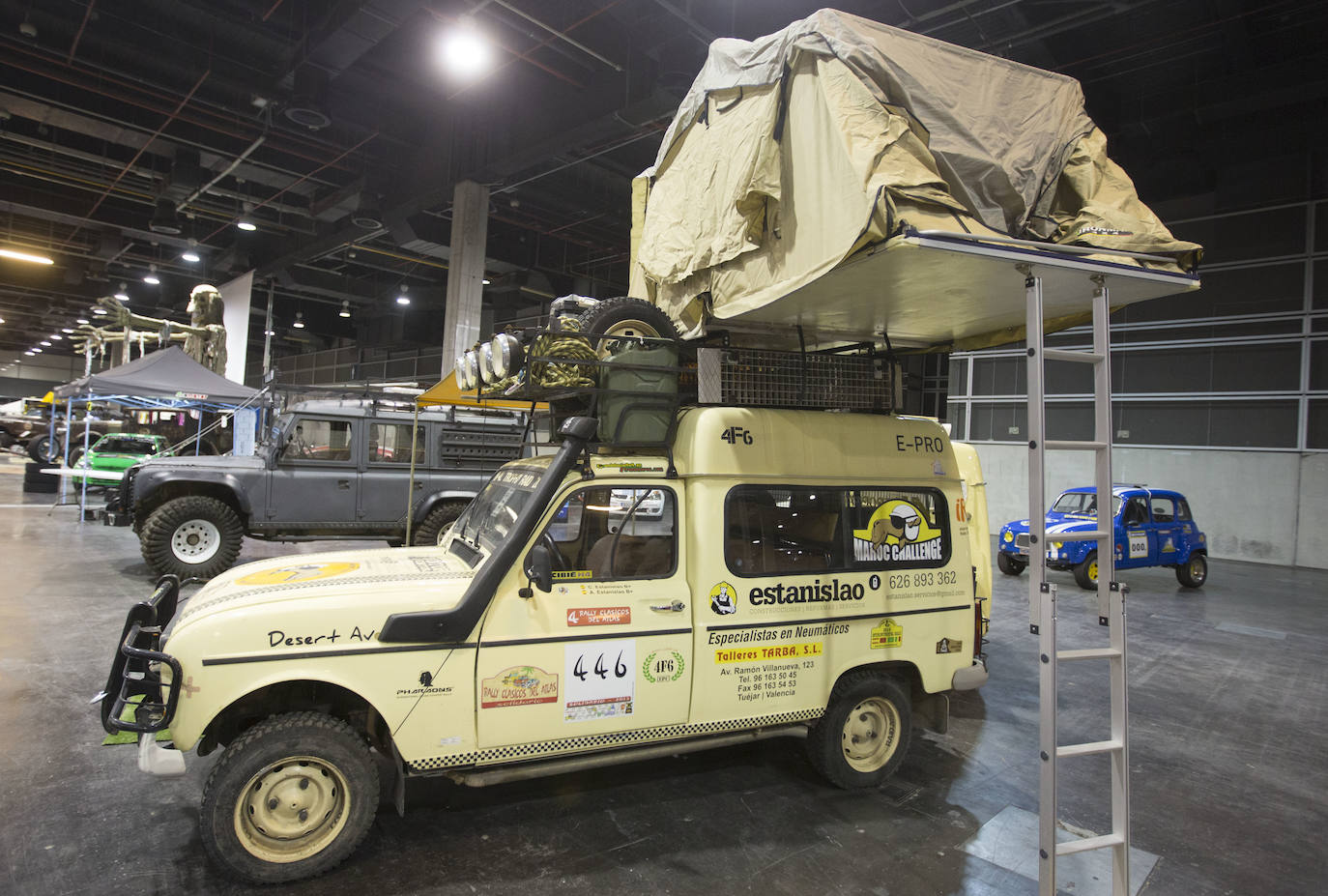 La Feria del Automóvil de Valencia ofrece desde este jueves descuentos de 6.000 euros de media y vehículos a la venta desde 3.500 euros así como las novedades de las marcas y la tecnología eléctrica, híbrida, GLP (gas) o hidrógeno. El salón abre con más de 4.500 coches a la venta, un 15 % más que el año pasado y 90 expositores directos, el 14 % más, y 42 marcas oficiales representadas, según los datos de la organización. Los descuentos pueden llegar hasta los 15.000 euros en vehículos de alta gama y coches con valor de salida muy bajo, en algunos casos desde 3.500 euros. La cita permanecerá abierta hasta el 8 de diciembre en Feria Valencia.