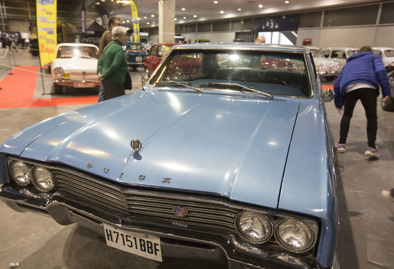 La Feria del Automóvil de Valencia ofrece desde este jueves descuentos de 6.000 euros de media y vehículos a la venta desde 3.500 euros así como las novedades de las marcas y la tecnología eléctrica, híbrida, GLP (gas) o hidrógeno. El salón abre con más de 4.500 coches a la venta, un 15 % más que el año pasado y 90 expositores directos, el 14 % más, y 42 marcas oficiales representadas, según los datos de la organización. Los descuentos pueden llegar hasta los 15.000 euros en vehículos de alta gama y coches con valor de salida muy bajo, en algunos casos desde 3.500 euros. La cita permanecerá abierta hasta el 8 de diciembre en Feria Valencia.