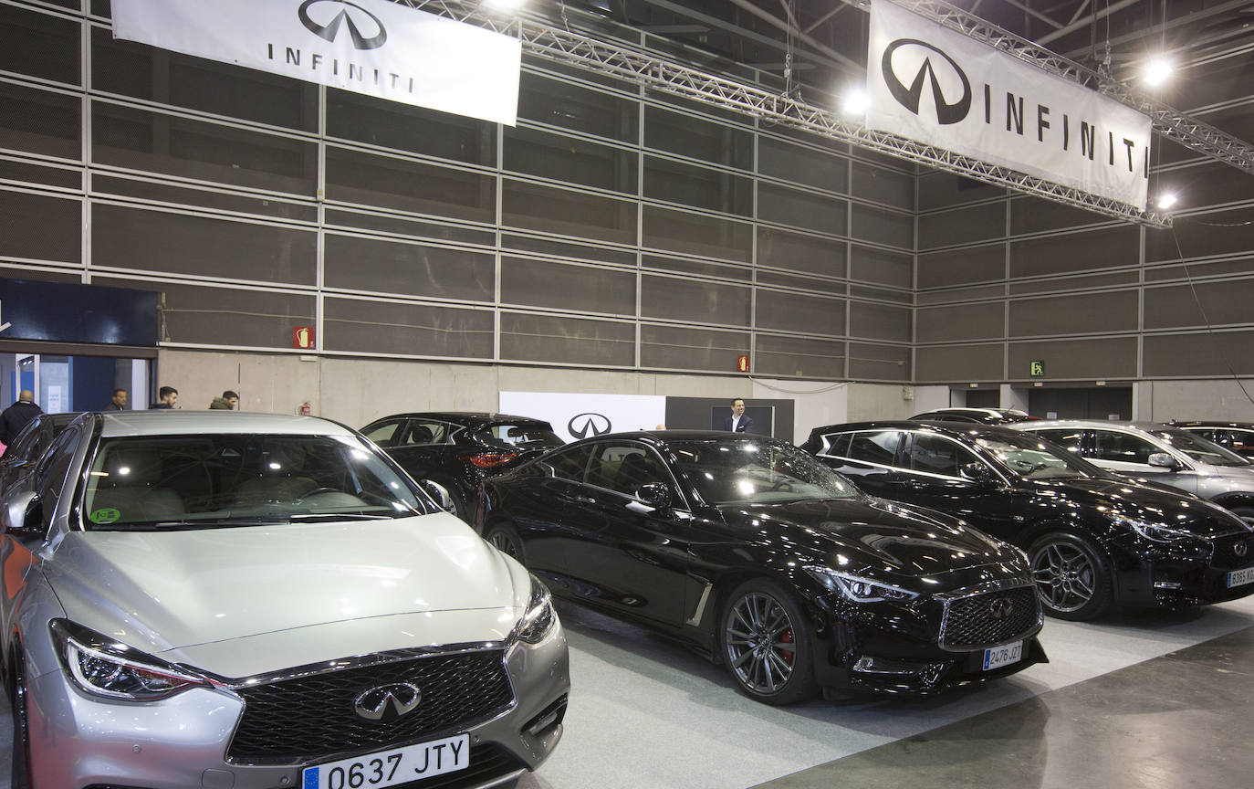 La Feria del Automóvil de Valencia ofrece desde este jueves descuentos de 6.000 euros de media y vehículos a la venta desde 3.500 euros así como las novedades de las marcas y la tecnología eléctrica, híbrida, GLP (gas) o hidrógeno. El salón abre con más de 4.500 coches a la venta, un 15 % más que el año pasado y 90 expositores directos, el 14 % más, y 42 marcas oficiales representadas, según los datos de la organización. Los descuentos pueden llegar hasta los 15.000 euros en vehículos de alta gama y coches con valor de salida muy bajo, en algunos casos desde 3.500 euros. La cita permanecerá abierta hasta el 8 de diciembre en Feria Valencia.