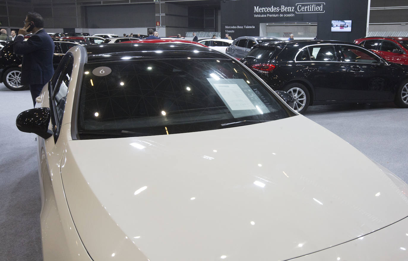La Feria del Automóvil de Valencia ofrece desde este jueves descuentos de 6.000 euros de media y vehículos a la venta desde 3.500 euros así como las novedades de las marcas y la tecnología eléctrica, híbrida, GLP (gas) o hidrógeno. El salón abre con más de 4.500 coches a la venta, un 15 % más que el año pasado y 90 expositores directos, el 14 % más, y 42 marcas oficiales representadas, según los datos de la organización. Los descuentos pueden llegar hasta los 15.000 euros en vehículos de alta gama y coches con valor de salida muy bajo, en algunos casos desde 3.500 euros. La cita permanecerá abierta hasta el 8 de diciembre en Feria Valencia.