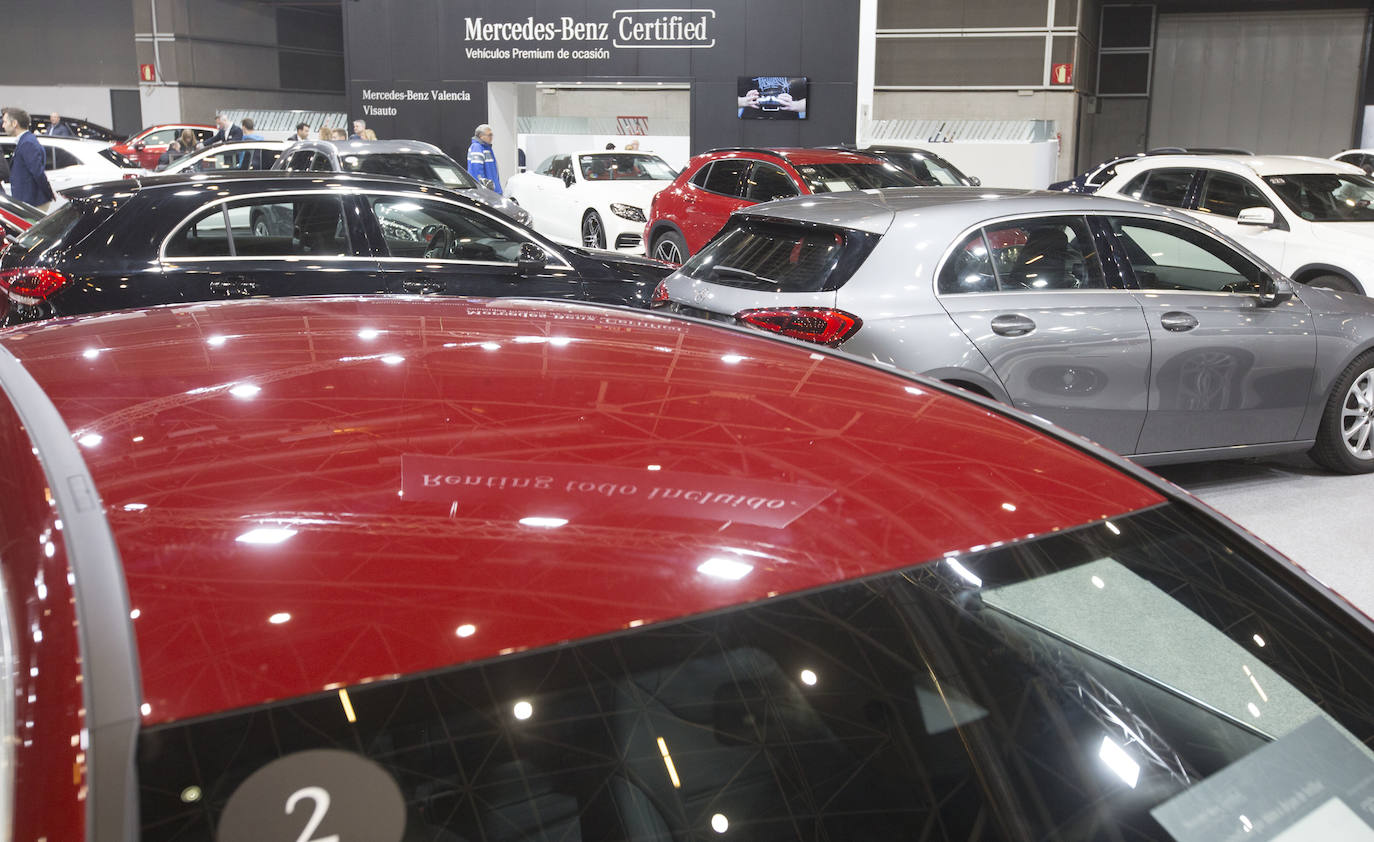 La Feria del Automóvil de Valencia ofrece desde este jueves descuentos de 6.000 euros de media y vehículos a la venta desde 3.500 euros así como las novedades de las marcas y la tecnología eléctrica, híbrida, GLP (gas) o hidrógeno. El salón abre con más de 4.500 coches a la venta, un 15 % más que el año pasado y 90 expositores directos, el 14 % más, y 42 marcas oficiales representadas, según los datos de la organización. Los descuentos pueden llegar hasta los 15.000 euros en vehículos de alta gama y coches con valor de salida muy bajo, en algunos casos desde 3.500 euros. La cita permanecerá abierta hasta el 8 de diciembre en Feria Valencia.