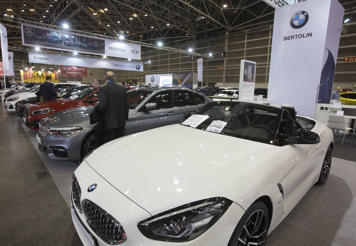 La Feria del Automóvil de Valencia ofrece desde este jueves descuentos de 6.000 euros de media y vehículos a la venta desde 3.500 euros así como las novedades de las marcas y la tecnología eléctrica, híbrida, GLP (gas) o hidrógeno. El salón abre con más de 4.500 coches a la venta, un 15 % más que el año pasado y 90 expositores directos, el 14 % más, y 42 marcas oficiales representadas, según los datos de la organización. Los descuentos pueden llegar hasta los 15.000 euros en vehículos de alta gama y coches con valor de salida muy bajo, en algunos casos desde 3.500 euros. La cita permanecerá abierta hasta el 8 de diciembre en Feria Valencia.