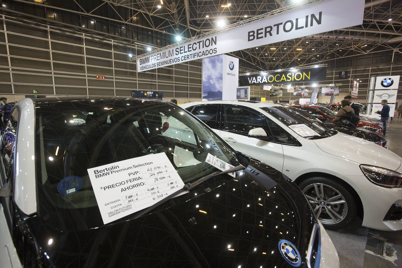 La Feria del Automóvil de Valencia ofrece desde este jueves descuentos de 6.000 euros de media y vehículos a la venta desde 3.500 euros así como las novedades de las marcas y la tecnología eléctrica, híbrida, GLP (gas) o hidrógeno. El salón abre con más de 4.500 coches a la venta, un 15 % más que el año pasado y 90 expositores directos, el 14 % más, y 42 marcas oficiales representadas, según los datos de la organización. Los descuentos pueden llegar hasta los 15.000 euros en vehículos de alta gama y coches con valor de salida muy bajo, en algunos casos desde 3.500 euros. La cita permanecerá abierta hasta el 8 de diciembre en Feria Valencia.