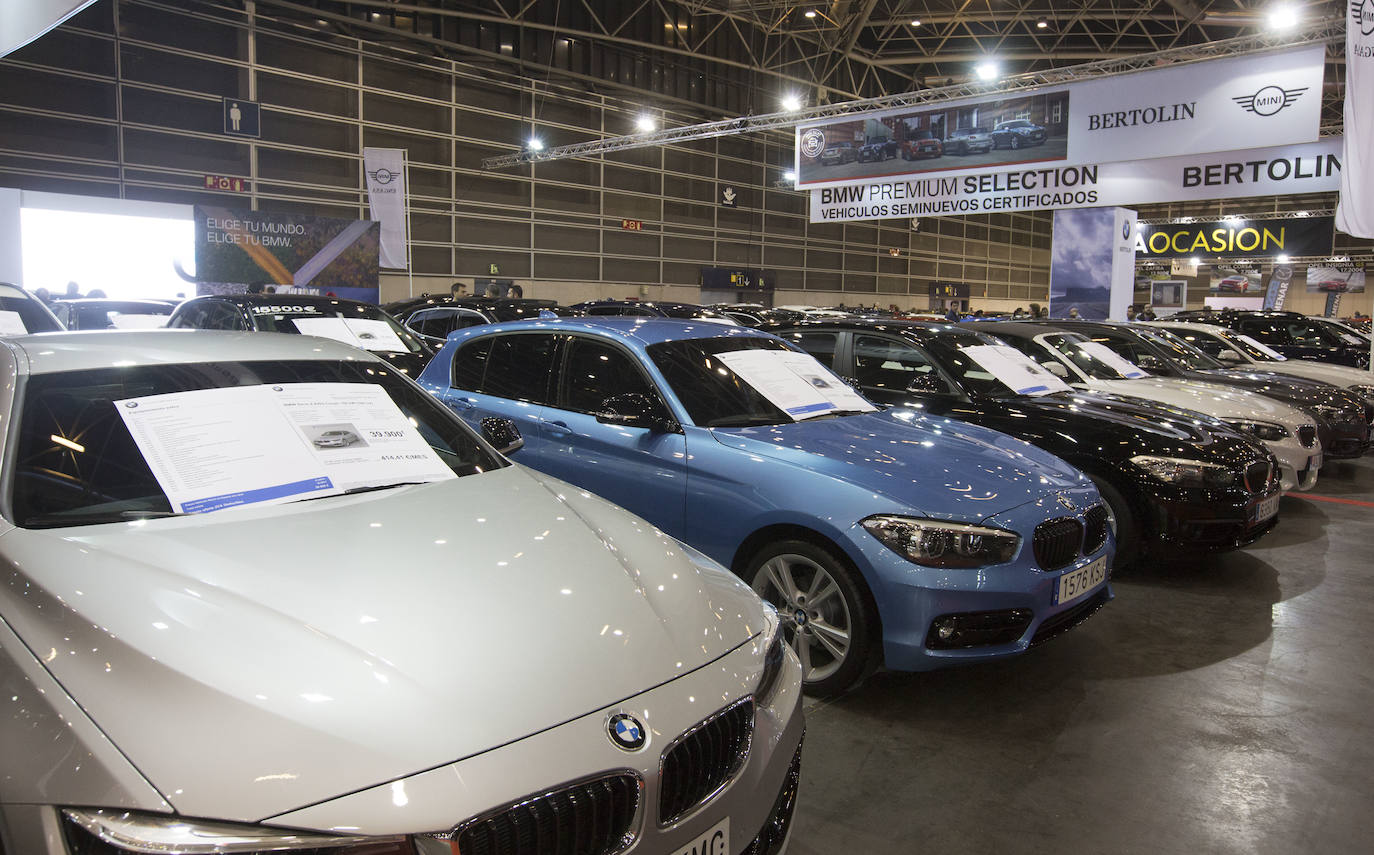 La Feria del Automóvil de Valencia ofrece desde este jueves descuentos de 6.000 euros de media y vehículos a la venta desde 3.500 euros así como las novedades de las marcas y la tecnología eléctrica, híbrida, GLP (gas) o hidrógeno. El salón abre con más de 4.500 coches a la venta, un 15 % más que el año pasado y 90 expositores directos, el 14 % más, y 42 marcas oficiales representadas, según los datos de la organización. Los descuentos pueden llegar hasta los 15.000 euros en vehículos de alta gama y coches con valor de salida muy bajo, en algunos casos desde 3.500 euros. La cita permanecerá abierta hasta el 8 de diciembre en Feria Valencia.