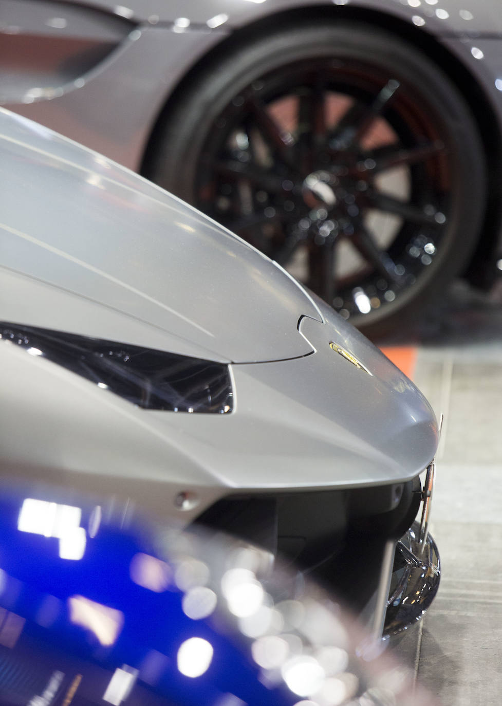 La Feria del Automóvil de Valencia ofrece desde este jueves descuentos de 6.000 euros de media y vehículos a la venta desde 3.500 euros así como las novedades de las marcas y la tecnología eléctrica, híbrida, GLP (gas) o hidrógeno. El salón abre con más de 4.500 coches a la venta, un 15 % más que el año pasado y 90 expositores directos, el 14 % más, y 42 marcas oficiales representadas, según los datos de la organización. Los descuentos pueden llegar hasta los 15.000 euros en vehículos de alta gama y coches con valor de salida muy bajo, en algunos casos desde 3.500 euros. La cita permanecerá abierta hasta el 8 de diciembre en Feria Valencia.