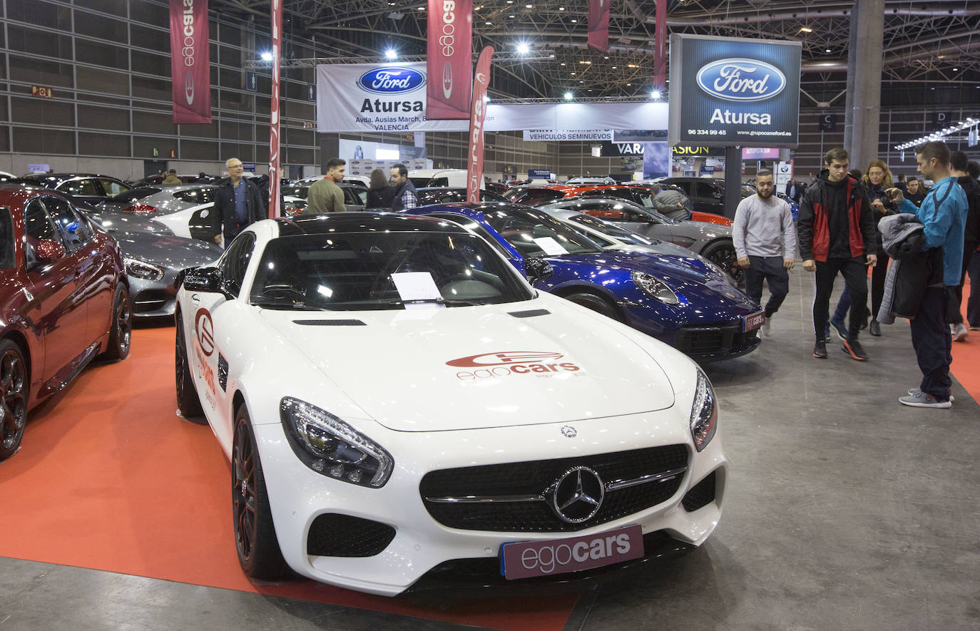 La Feria del Automóvil de Valencia ofrece desde este jueves descuentos de 6.000 euros de media y vehículos a la venta desde 3.500 euros así como las novedades de las marcas y la tecnología eléctrica, híbrida, GLP (gas) o hidrógeno. El salón abre con más de 4.500 coches a la venta, un 15 % más que el año pasado y 90 expositores directos, el 14 % más, y 42 marcas oficiales representadas, según los datos de la organización. Los descuentos pueden llegar hasta los 15.000 euros en vehículos de alta gama y coches con valor de salida muy bajo, en algunos casos desde 3.500 euros. La cita permanecerá abierta hasta el 8 de diciembre en Feria Valencia.