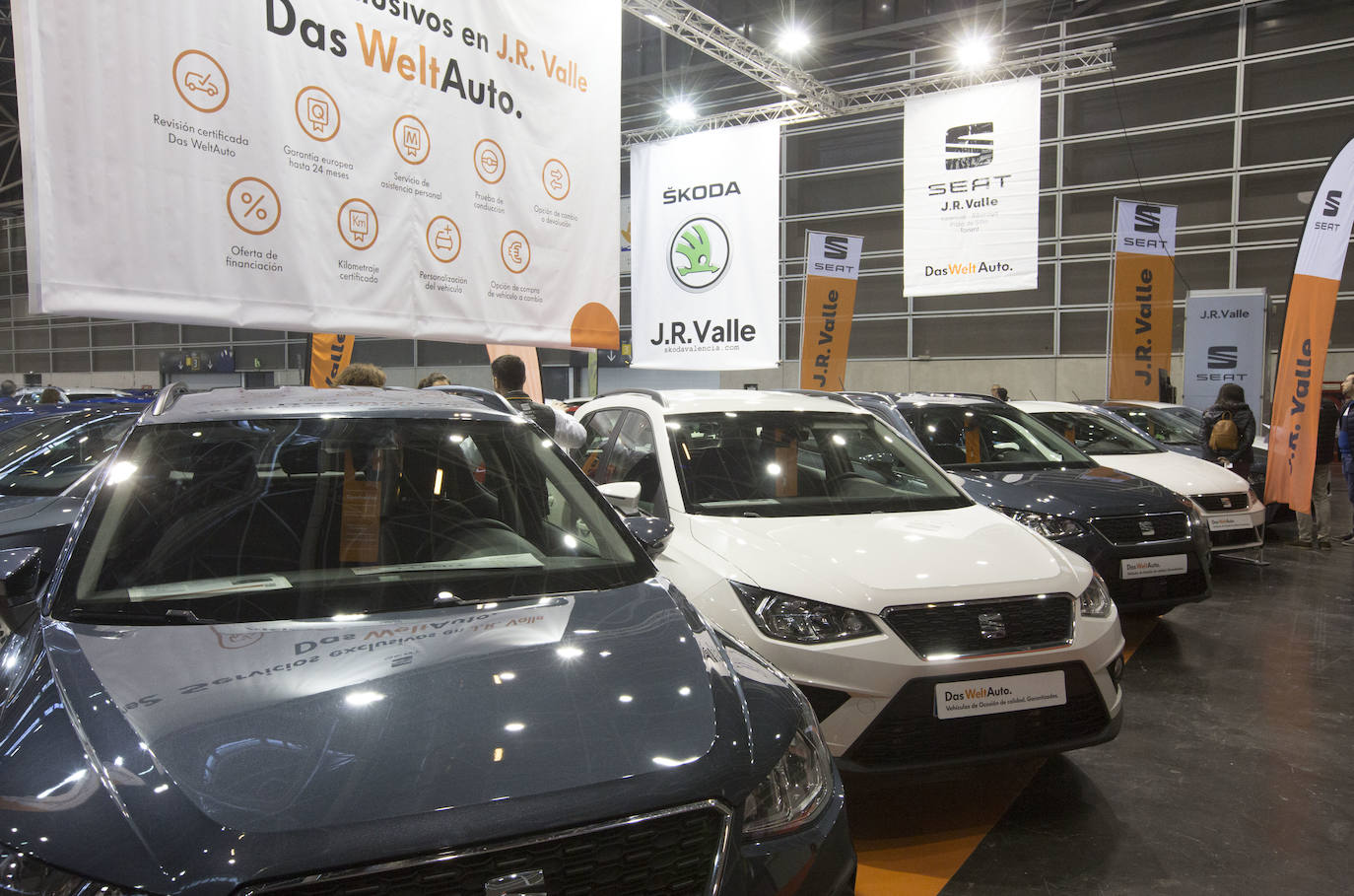 La Feria del Automóvil de Valencia ofrece desde este jueves descuentos de 6.000 euros de media y vehículos a la venta desde 3.500 euros así como las novedades de las marcas y la tecnología eléctrica, híbrida, GLP (gas) o hidrógeno. El salón abre con más de 4.500 coches a la venta, un 15 % más que el año pasado y 90 expositores directos, el 14 % más, y 42 marcas oficiales representadas, según los datos de la organización. Los descuentos pueden llegar hasta los 15.000 euros en vehículos de alta gama y coches con valor de salida muy bajo, en algunos casos desde 3.500 euros. La cita permanecerá abierta hasta el 8 de diciembre en Feria Valencia.