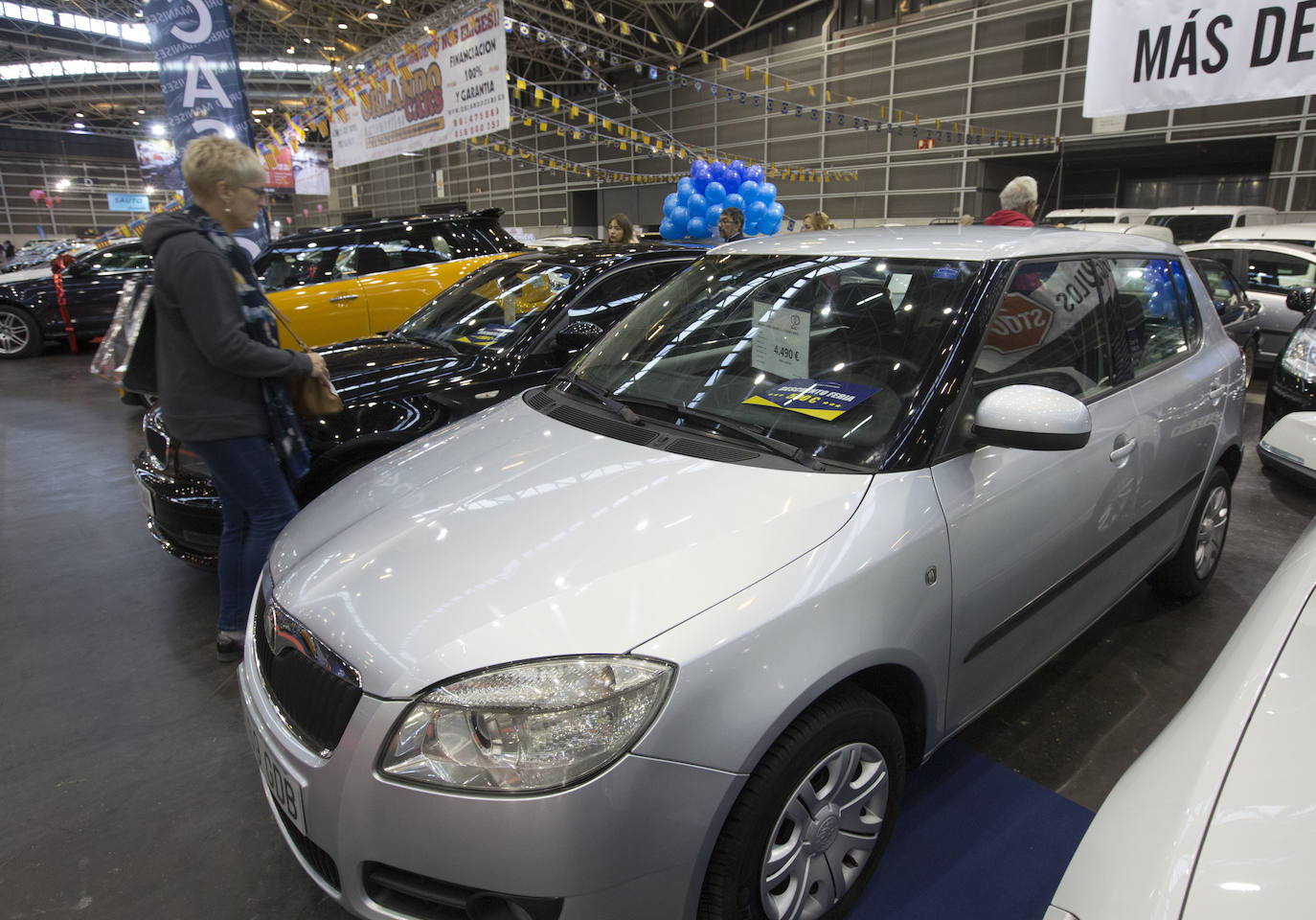La Feria del Automóvil de Valencia ofrece desde este jueves descuentos de 6.000 euros de media y vehículos a la venta desde 3.500 euros así como las novedades de las marcas y la tecnología eléctrica, híbrida, GLP (gas) o hidrógeno. El salón abre con más de 4.500 coches a la venta, un 15 % más que el año pasado y 90 expositores directos, el 14 % más, y 42 marcas oficiales representadas, según los datos de la organización. Los descuentos pueden llegar hasta los 15.000 euros en vehículos de alta gama y coches con valor de salida muy bajo, en algunos casos desde 3.500 euros. La cita permanecerá abierta hasta el 8 de diciembre en Feria Valencia.
