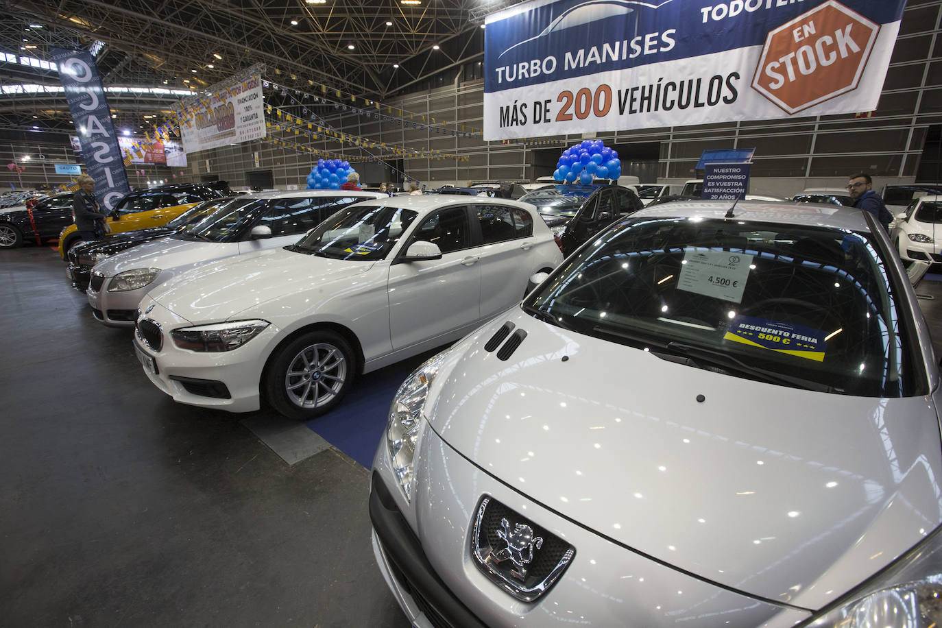 La Feria del Automóvil de Valencia ofrece desde este jueves descuentos de 6.000 euros de media y vehículos a la venta desde 3.500 euros así como las novedades de las marcas y la tecnología eléctrica, híbrida, GLP (gas) o hidrógeno. El salón abre con más de 4.500 coches a la venta, un 15 % más que el año pasado y 90 expositores directos, el 14 % más, y 42 marcas oficiales representadas, según los datos de la organización. Los descuentos pueden llegar hasta los 15.000 euros en vehículos de alta gama y coches con valor de salida muy bajo, en algunos casos desde 3.500 euros. La cita permanecerá abierta hasta el 8 de diciembre en Feria Valencia.