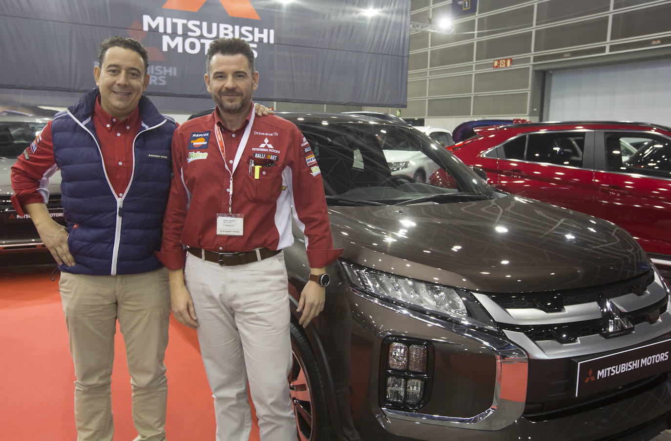 La Feria del Automóvil de Valencia ofrece desde este jueves descuentos de 6.000 euros de media y vehículos a la venta desde 3.500 euros así como las novedades de las marcas y la tecnología eléctrica, híbrida, GLP (gas) o hidrógeno. El salón abre con más de 4.500 coches a la venta, un 15 % más que el año pasado y 90 expositores directos, el 14 % más, y 42 marcas oficiales representadas, según los datos de la organización. Los descuentos pueden llegar hasta los 15.000 euros en vehículos de alta gama y coches con valor de salida muy bajo, en algunos casos desde 3.500 euros. La cita permanecerá abierta hasta el 8 de diciembre en Feria Valencia.