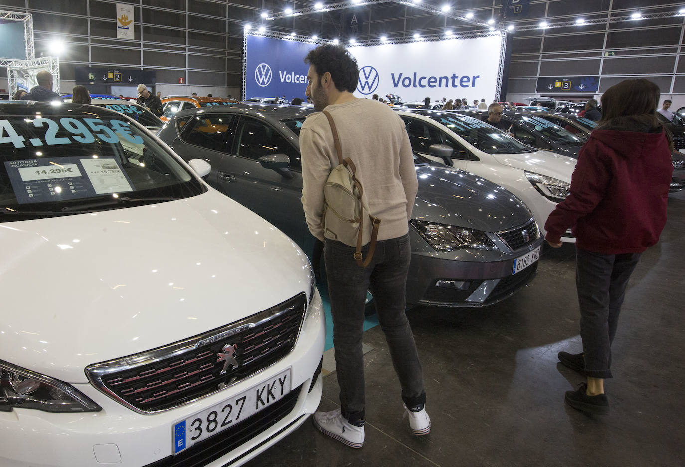 La Feria del Automóvil de Valencia ofrece desde este jueves descuentos de 6.000 euros de media y vehículos a la venta desde 3.500 euros así como las novedades de las marcas y la tecnología eléctrica, híbrida, GLP (gas) o hidrógeno. El salón abre con más de 4.500 coches a la venta, un 15 % más que el año pasado y 90 expositores directos, el 14 % más, y 42 marcas oficiales representadas, según los datos de la organización. Los descuentos pueden llegar hasta los 15.000 euros en vehículos de alta gama y coches con valor de salida muy bajo, en algunos casos desde 3.500 euros. La cita permanecerá abierta hasta el 8 de diciembre en Feria Valencia.