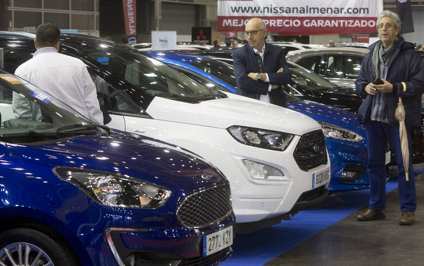 La Feria del Automóvil de Valencia ofrece desde este jueves descuentos de 6.000 euros de media y vehículos a la venta desde 3.500 euros así como las novedades de las marcas y la tecnología eléctrica, híbrida, GLP (gas) o hidrógeno. El salón abre con más de 4.500 coches a la venta, un 15 % más que el año pasado y 90 expositores directos, el 14 % más, y 42 marcas oficiales representadas, según los datos de la organización. Los descuentos pueden llegar hasta los 15.000 euros en vehículos de alta gama y coches con valor de salida muy bajo, en algunos casos desde 3.500 euros. La cita permanecerá abierta hasta el 8 de diciembre en Feria Valencia.