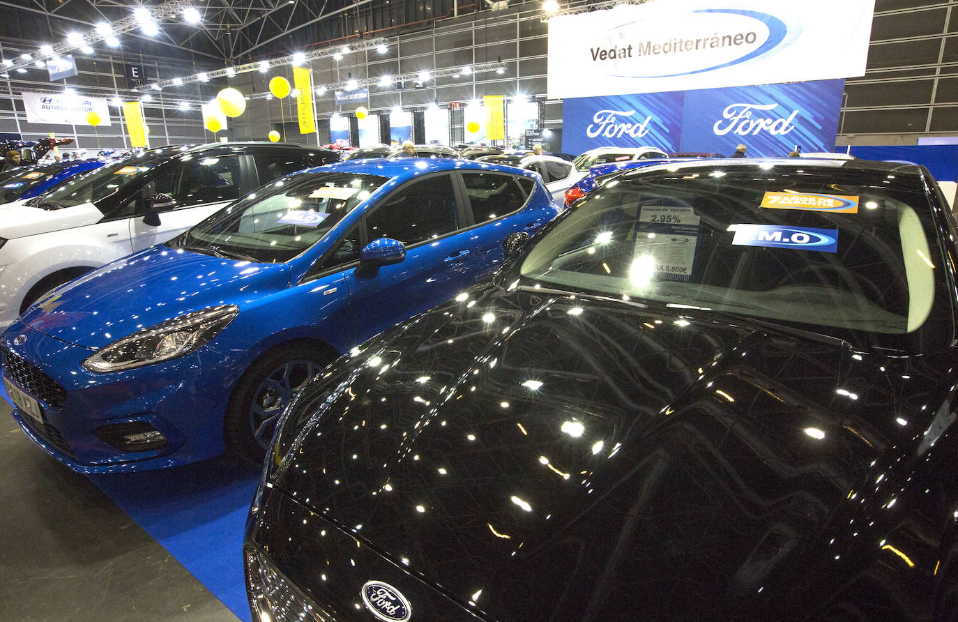 La Feria del Automóvil de Valencia ofrece desde este jueves descuentos de 6.000 euros de media y vehículos a la venta desde 3.500 euros así como las novedades de las marcas y la tecnología eléctrica, híbrida, GLP (gas) o hidrógeno. El salón abre con más de 4.500 coches a la venta, un 15 % más que el año pasado y 90 expositores directos, el 14 % más, y 42 marcas oficiales representadas, según los datos de la organización. Los descuentos pueden llegar hasta los 15.000 euros en vehículos de alta gama y coches con valor de salida muy bajo, en algunos casos desde 3.500 euros. La cita permanecerá abierta hasta el 8 de diciembre en Feria Valencia.