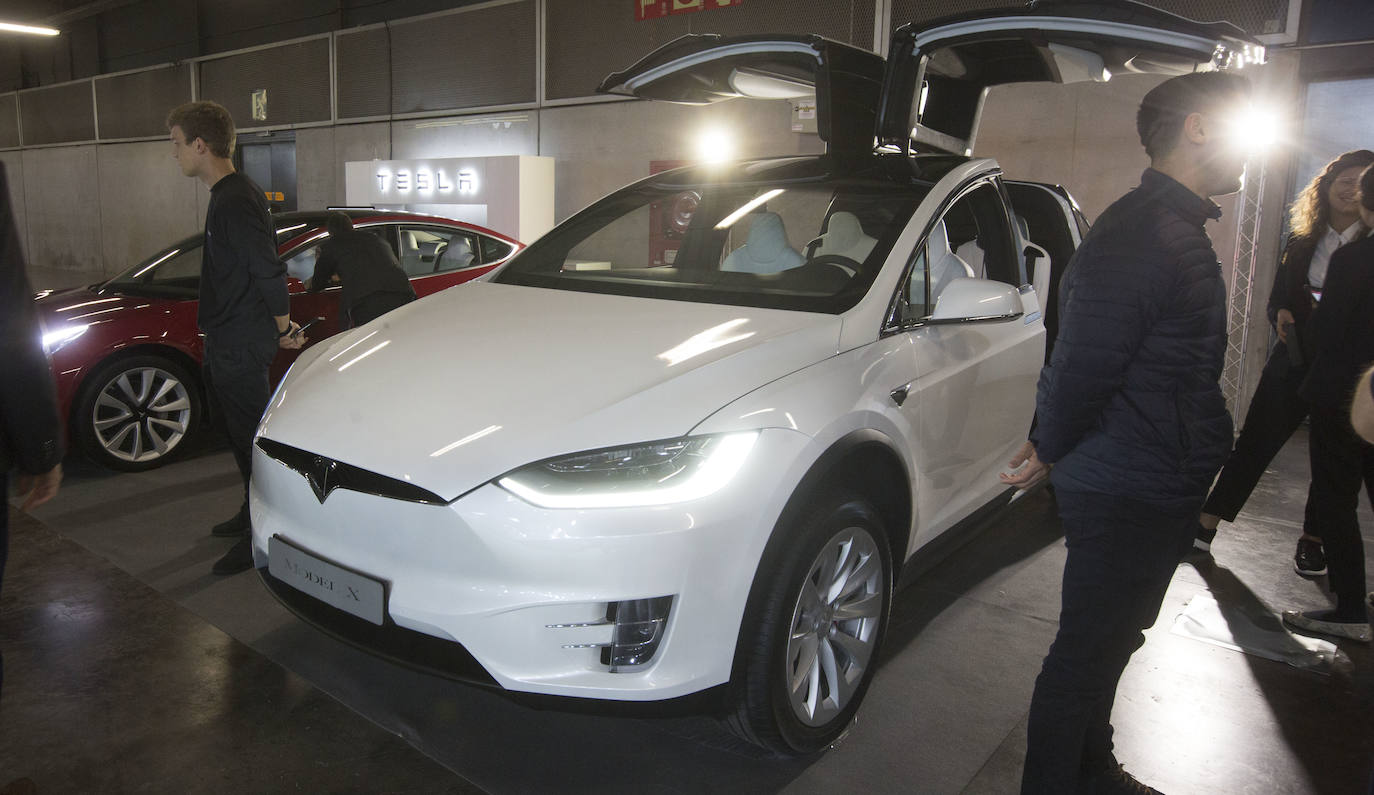 La Feria del Automóvil de Valencia ofrece desde este jueves descuentos de 6.000 euros de media y vehículos a la venta desde 3.500 euros así como las novedades de las marcas y la tecnología eléctrica, híbrida, GLP (gas) o hidrógeno. El salón abre con más de 4.500 coches a la venta, un 15 % más que el año pasado y 90 expositores directos, el 14 % más, y 42 marcas oficiales representadas, según los datos de la organización. Los descuentos pueden llegar hasta los 15.000 euros en vehículos de alta gama y coches con valor de salida muy bajo, en algunos casos desde 3.500 euros. La cita permanecerá abierta hasta el 8 de diciembre en Feria Valencia.