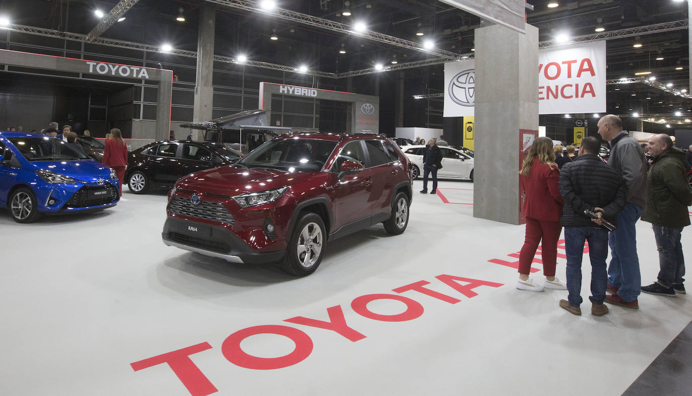 La Feria del Automóvil de Valencia ofrece desde este jueves descuentos de 6.000 euros de media y vehículos a la venta desde 3.500 euros así como las novedades de las marcas y la tecnología eléctrica, híbrida, GLP (gas) o hidrógeno. El salón abre con más de 4.500 coches a la venta, un 15 % más que el año pasado y 90 expositores directos, el 14 % más, y 42 marcas oficiales representadas, según los datos de la organización. Los descuentos pueden llegar hasta los 15.000 euros en vehículos de alta gama y coches con valor de salida muy bajo, en algunos casos desde 3.500 euros. La cita permanecerá abierta hasta el 8 de diciembre en Feria Valencia.