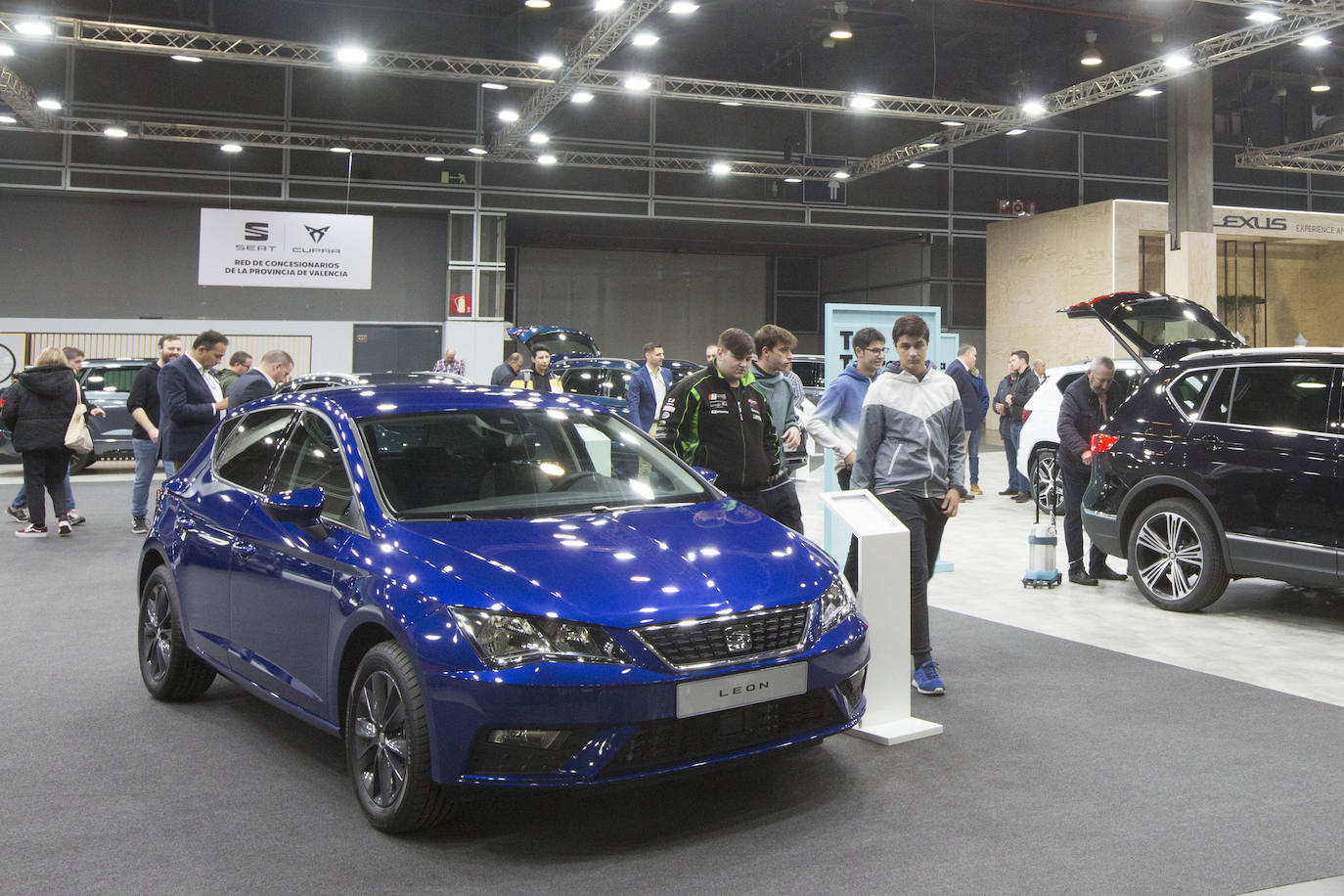 La Feria del Automóvil de Valencia ofrece desde este jueves descuentos de 6.000 euros de media y vehículos a la venta desde 3.500 euros así como las novedades de las marcas y la tecnología eléctrica, híbrida, GLP (gas) o hidrógeno. El salón abre con más de 4.500 coches a la venta, un 15 % más que el año pasado y 90 expositores directos, el 14 % más, y 42 marcas oficiales representadas, según los datos de la organización. Los descuentos pueden llegar hasta los 15.000 euros en vehículos de alta gama y coches con valor de salida muy bajo, en algunos casos desde 3.500 euros. La cita permanecerá abierta hasta el 8 de diciembre en Feria Valencia.