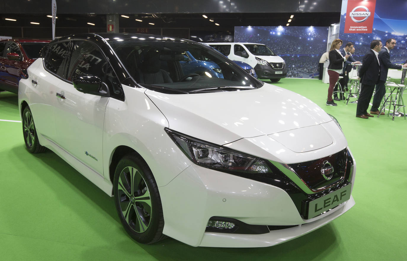 La Feria del Automóvil de Valencia ofrece desde este jueves descuentos de 6.000 euros de media y vehículos a la venta desde 3.500 euros así como las novedades de las marcas y la tecnología eléctrica, híbrida, GLP (gas) o hidrógeno. El salón abre con más de 4.500 coches a la venta, un 15 % más que el año pasado y 90 expositores directos, el 14 % más, y 42 marcas oficiales representadas, según los datos de la organización. Los descuentos pueden llegar hasta los 15.000 euros en vehículos de alta gama y coches con valor de salida muy bajo, en algunos casos desde 3.500 euros. La cita permanecerá abierta hasta el 8 de diciembre en Feria Valencia.