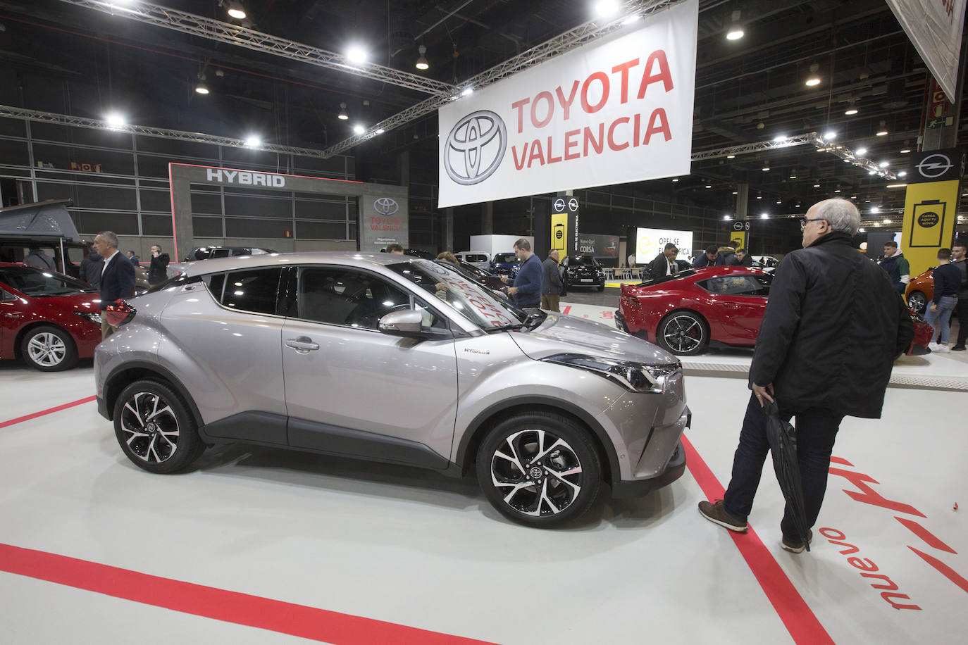 La Feria del Automóvil de Valencia ofrece desde este jueves descuentos de 6.000 euros de media y vehículos a la venta desde 3.500 euros así como las novedades de las marcas y la tecnología eléctrica, híbrida, GLP (gas) o hidrógeno. El salón abre con más de 4.500 coches a la venta, un 15 % más que el año pasado y 90 expositores directos, el 14 % más, y 42 marcas oficiales representadas, según los datos de la organización. Los descuentos pueden llegar hasta los 15.000 euros en vehículos de alta gama y coches con valor de salida muy bajo, en algunos casos desde 3.500 euros. La cita permanecerá abierta hasta el 8 de diciembre en Feria Valencia.