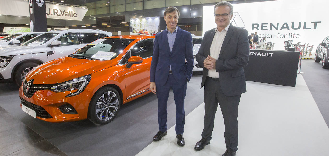 La Feria del Automóvil de Valencia ofrece desde este jueves descuentos de 6.000 euros de media y vehículos a la venta desde 3.500 euros así como las novedades de las marcas y la tecnología eléctrica, híbrida, GLP (gas) o hidrógeno. El salón abre con más de 4.500 coches a la venta, un 15 % más que el año pasado y 90 expositores directos, el 14 % más, y 42 marcas oficiales representadas, según los datos de la organización. Los descuentos pueden llegar hasta los 15.000 euros en vehículos de alta gama y coches con valor de salida muy bajo, en algunos casos desde 3.500 euros. La cita permanecerá abierta hasta el 8 de diciembre en Feria Valencia.