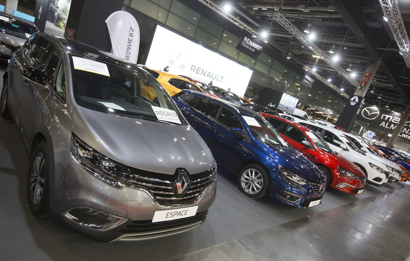 La Feria del Automóvil de Valencia ofrece desde este jueves descuentos de 6.000 euros de media y vehículos a la venta desde 3.500 euros así como las novedades de las marcas y la tecnología eléctrica, híbrida, GLP (gas) o hidrógeno. El salón abre con más de 4.500 coches a la venta, un 15 % más que el año pasado y 90 expositores directos, el 14 % más, y 42 marcas oficiales representadas, según los datos de la organización. Los descuentos pueden llegar hasta los 15.000 euros en vehículos de alta gama y coches con valor de salida muy bajo, en algunos casos desde 3.500 euros. La cita permanecerá abierta hasta el 8 de diciembre en Feria Valencia.