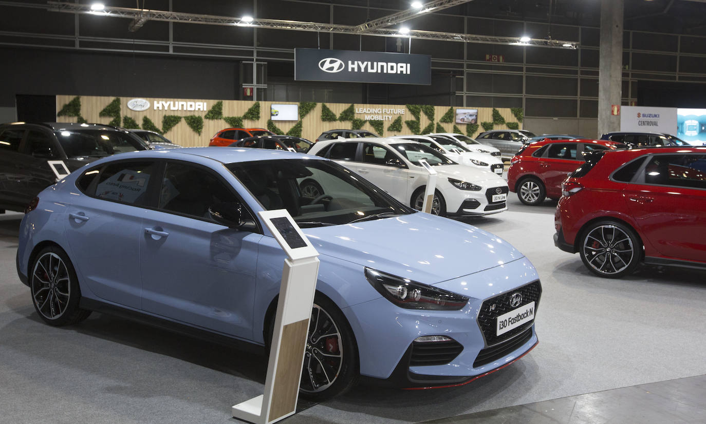 La Feria del Automóvil de Valencia ofrece desde este jueves descuentos de 6.000 euros de media y vehículos a la venta desde 3.500 euros así como las novedades de las marcas y la tecnología eléctrica, híbrida, GLP (gas) o hidrógeno. El salón abre con más de 4.500 coches a la venta, un 15 % más que el año pasado y 90 expositores directos, el 14 % más, y 42 marcas oficiales representadas, según los datos de la organización. Los descuentos pueden llegar hasta los 15.000 euros en vehículos de alta gama y coches con valor de salida muy bajo, en algunos casos desde 3.500 euros. La cita permanecerá abierta hasta el 8 de diciembre en Feria Valencia.