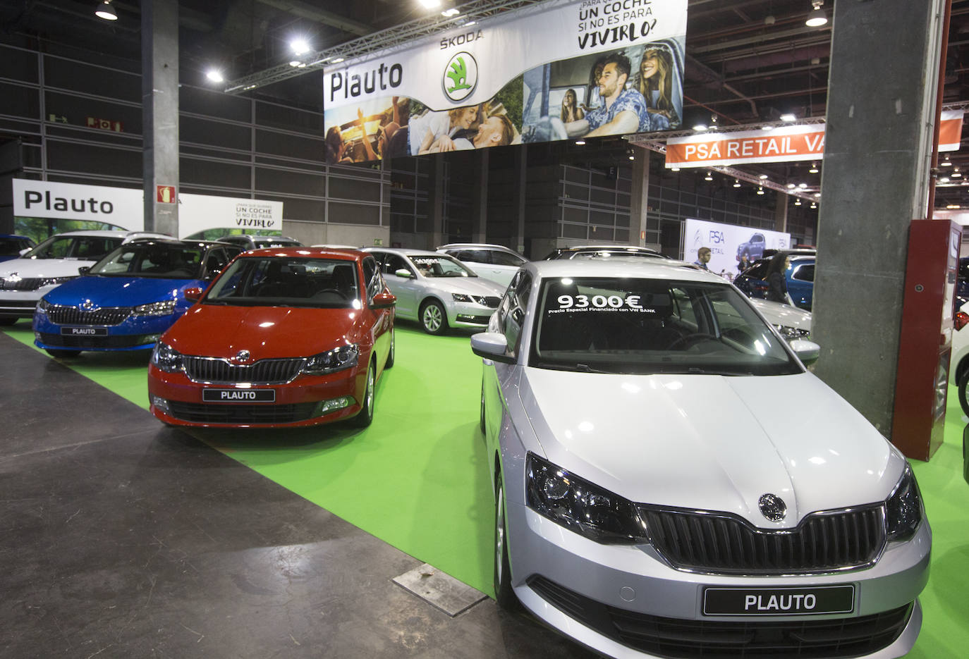 La Feria del Automóvil de Valencia ofrece desde este jueves descuentos de 6.000 euros de media y vehículos a la venta desde 3.500 euros así como las novedades de las marcas y la tecnología eléctrica, híbrida, GLP (gas) o hidrógeno. El salón abre con más de 4.500 coches a la venta, un 15 % más que el año pasado y 90 expositores directos, el 14 % más, y 42 marcas oficiales representadas, según los datos de la organización. Los descuentos pueden llegar hasta los 15.000 euros en vehículos de alta gama y coches con valor de salida muy bajo, en algunos casos desde 3.500 euros. La cita permanecerá abierta hasta el 8 de diciembre en Feria Valencia.