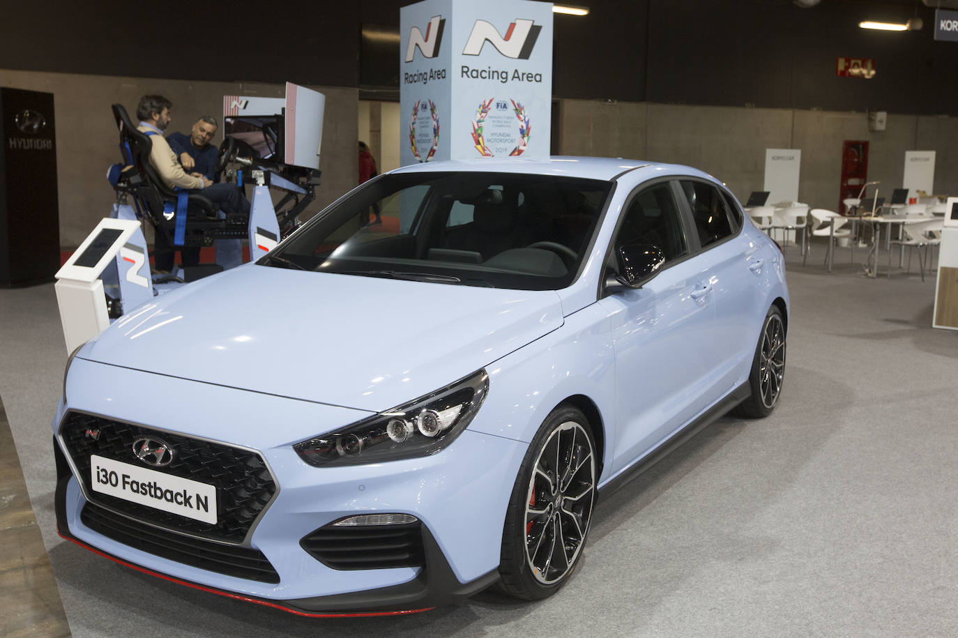 La Feria del Automóvil de Valencia ofrece desde este jueves descuentos de 6.000 euros de media y vehículos a la venta desde 3.500 euros así como las novedades de las marcas y la tecnología eléctrica, híbrida, GLP (gas) o hidrógeno. El salón abre con más de 4.500 coches a la venta, un 15 % más que el año pasado y 90 expositores directos, el 14 % más, y 42 marcas oficiales representadas, según los datos de la organización. Los descuentos pueden llegar hasta los 15.000 euros en vehículos de alta gama y coches con valor de salida muy bajo, en algunos casos desde 3.500 euros. La cita permanecerá abierta hasta el 8 de diciembre en Feria Valencia.